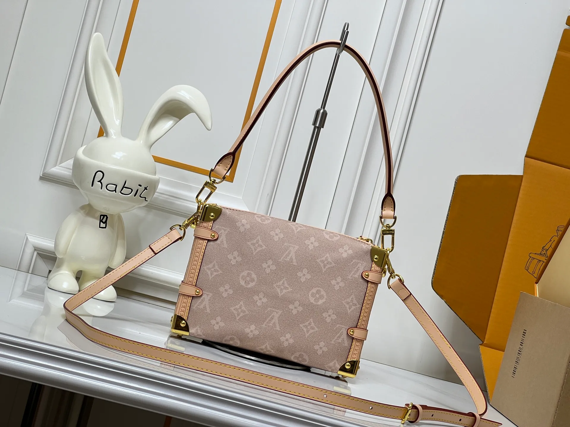 Batch 340💰92636 A sneak peek of the actual LV September cat series!! The cat series was very popular N years ago. This year LV collaborated with Grace again, and a small part of the actual items were revealed ~ LV collaborated with stylist Grace Coddington on the "Cat that Can't Wake Up" cat lovers don't miss it. Style No. 15154 #S-lock The lock and detachable chain sparkle with golden Yingze. The appropriate size makes it easy to store daily items such as lipstick. Dimensions: 23.5×16x 8.5cm (lengthxheightxwidth)