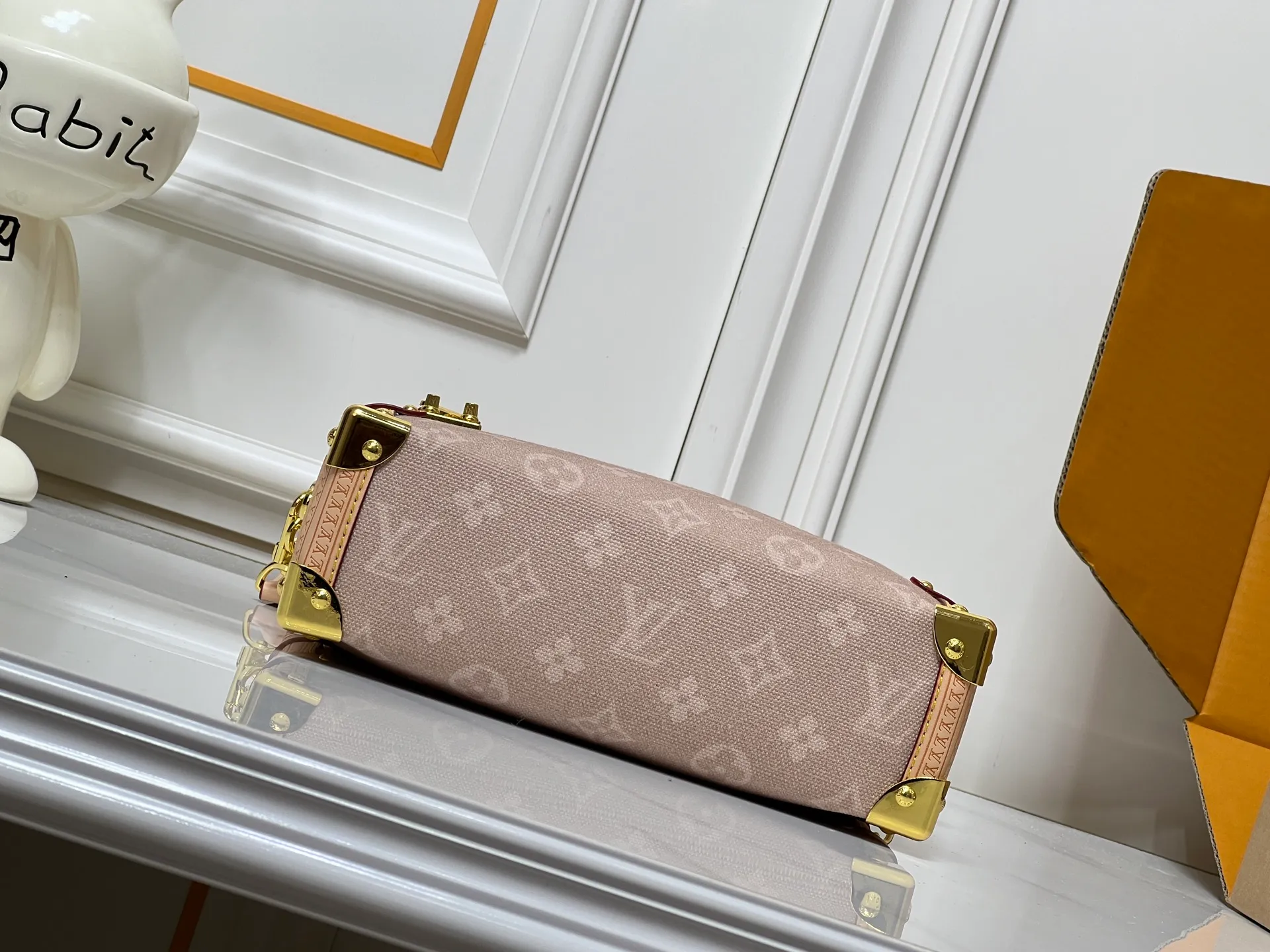 Batch 340💰92636 A sneak peek of the actual LV September cat series!! The cat series was very popular N years ago. This year LV collaborated with Grace again, and a small part of the actual items were revealed ~ LV collaborated with stylist Grace Coddington on the "Cat that Can't Wake Up" cat lovers don't miss it. Style No. 15154 #S-lock The lock and detachable chain sparkle with golden Yingze. The appropriate size makes it easy to store daily items such as lipstick. Dimensions: 23.5×16x 8.5cm (lengthxheightxwidth)