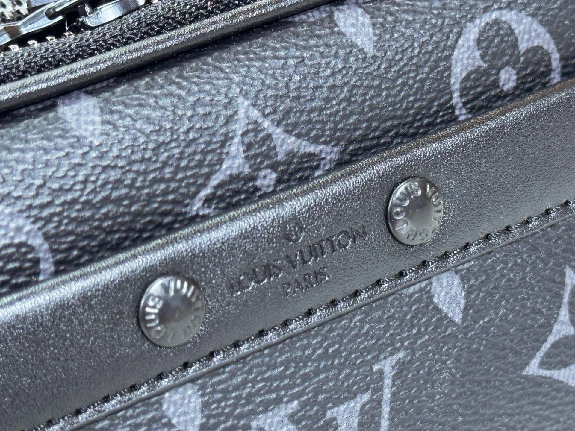 P210 Upgraded original M46955 M83383 M82542 M82544 M82801 Mini men's bag series The new Zly hx NANO ALA handbag of the season. The Neo Ala handbag condenses the design of the past Ala handbag with rounded strokes and uses soft Monogram Eclie canvas to build a casual silhouette. The ample space is equipped with a zipper compartment and front patch pocket to hold daily necessities such as mobile phones, cards and keys, and comes with a detachable and adjustable leather shoulder strap. 18.5 x 11 x 6.5 cm.