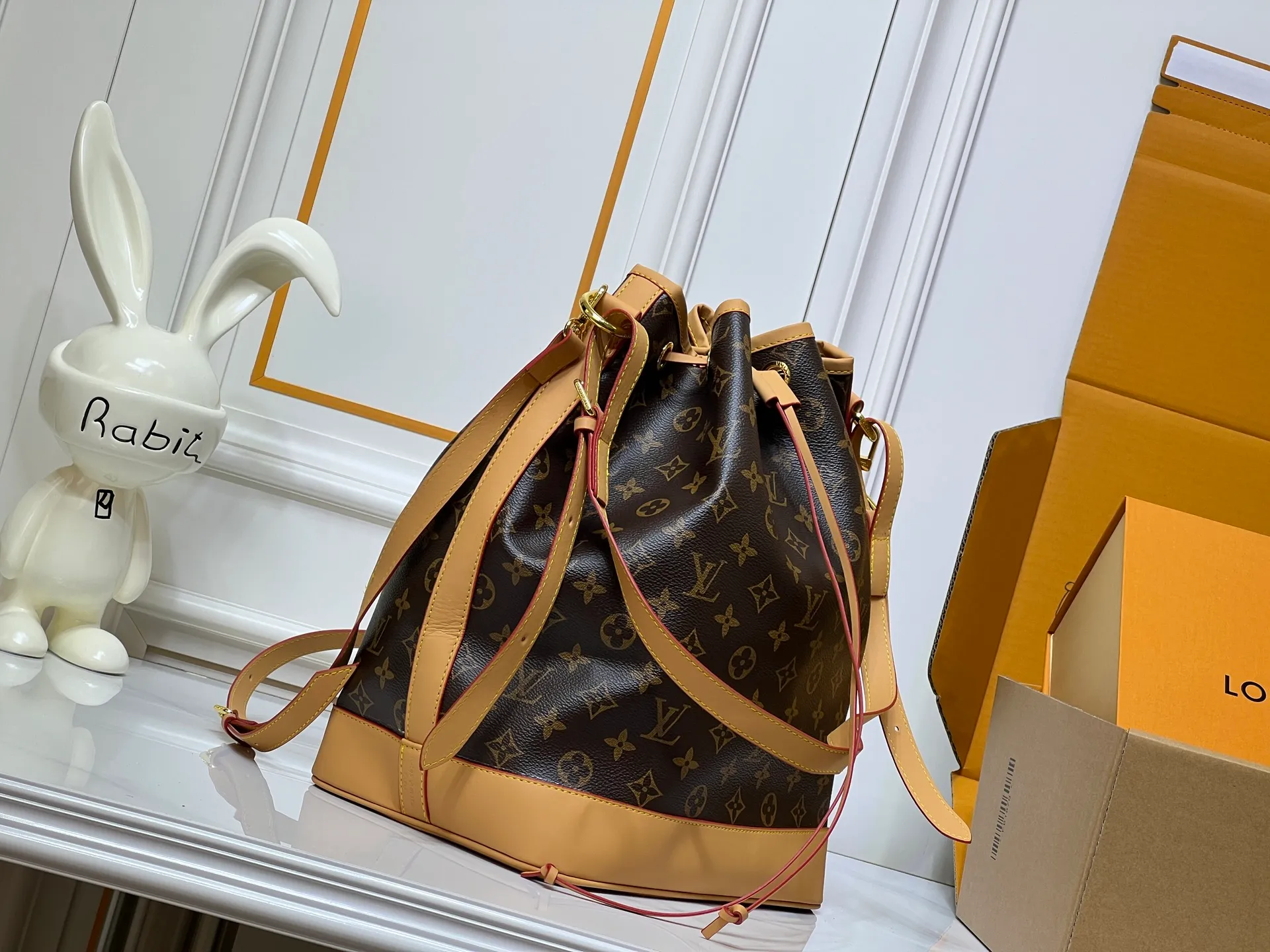 Batch 300💰Retro bucket large size ⬇️M42224 M42225 LV limited edition drawstring bucket bag The king of cost performance This is an awesome bag type, very worth buying. It is very considerate and adds a medium-length shoulder strap. It can be said to be very good. The upper body is really elegant! Size: 35*26*20