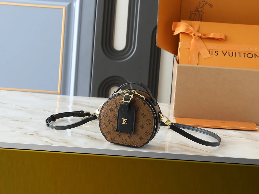 💰240💰Upgraded from original M83575 M83614 This Mini Boîte Chapeau handbag is made of Monogram canvas to create a classic configuration, with a leather nameplate and Malletage quilted lining to highlight the brand heritage. The large accordion compartment opens with a zipper and the detachable shoulder strap makes it suitable for carrying by hand, shoulder or as a waist bag. Dimensions: 13.0 x 12.0 x 6.5 cm (length x height x width)