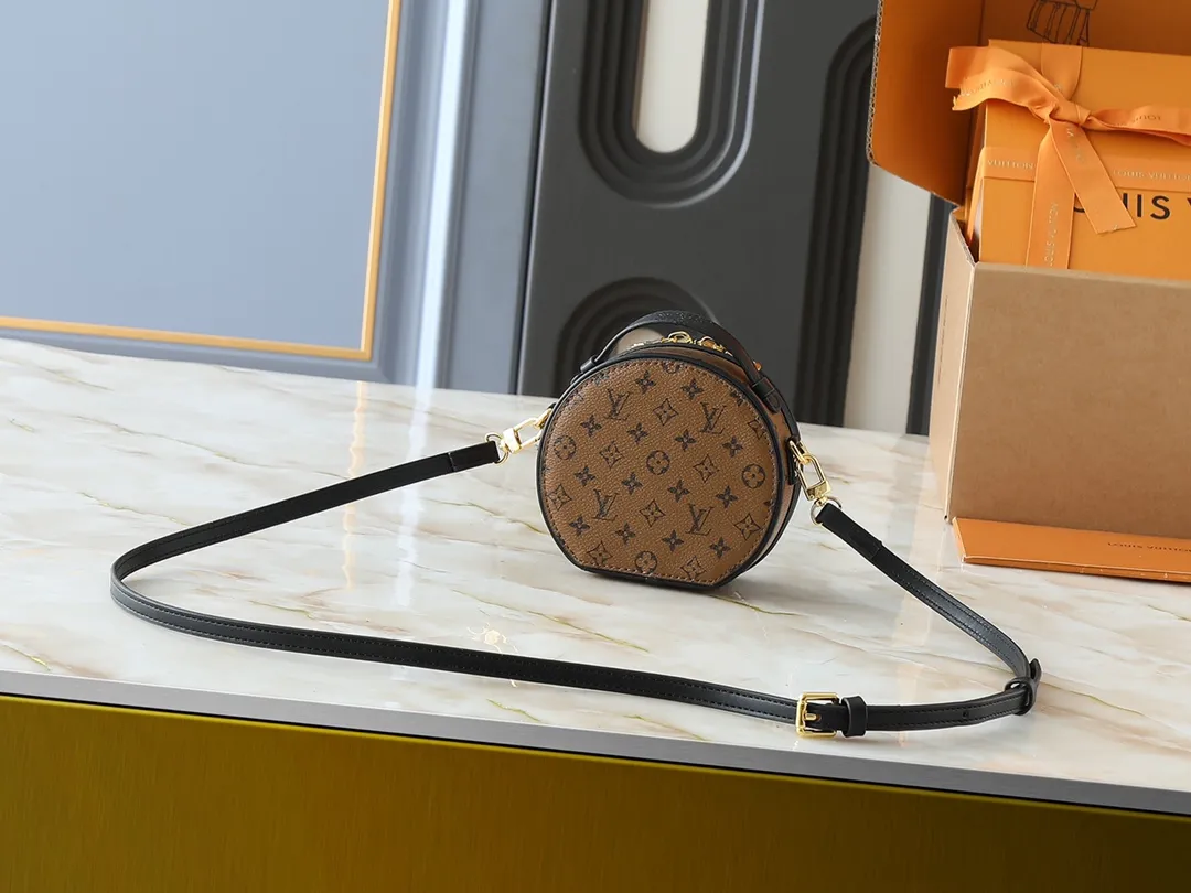 💰240💰Upgraded from original M83575 M83614 This Mini Boîte Chapeau handbag is made of Monogram canvas to create a classic configuration, with a leather nameplate and Malletage quilted lining to highlight the brand heritage. The large accordion compartment opens with a zipper and the detachable shoulder strap makes it suitable for carrying by hand, shoulder or as a waist bag. Dimensions: 13.0 x 12.0 x 6.5 cm (length x height x width)