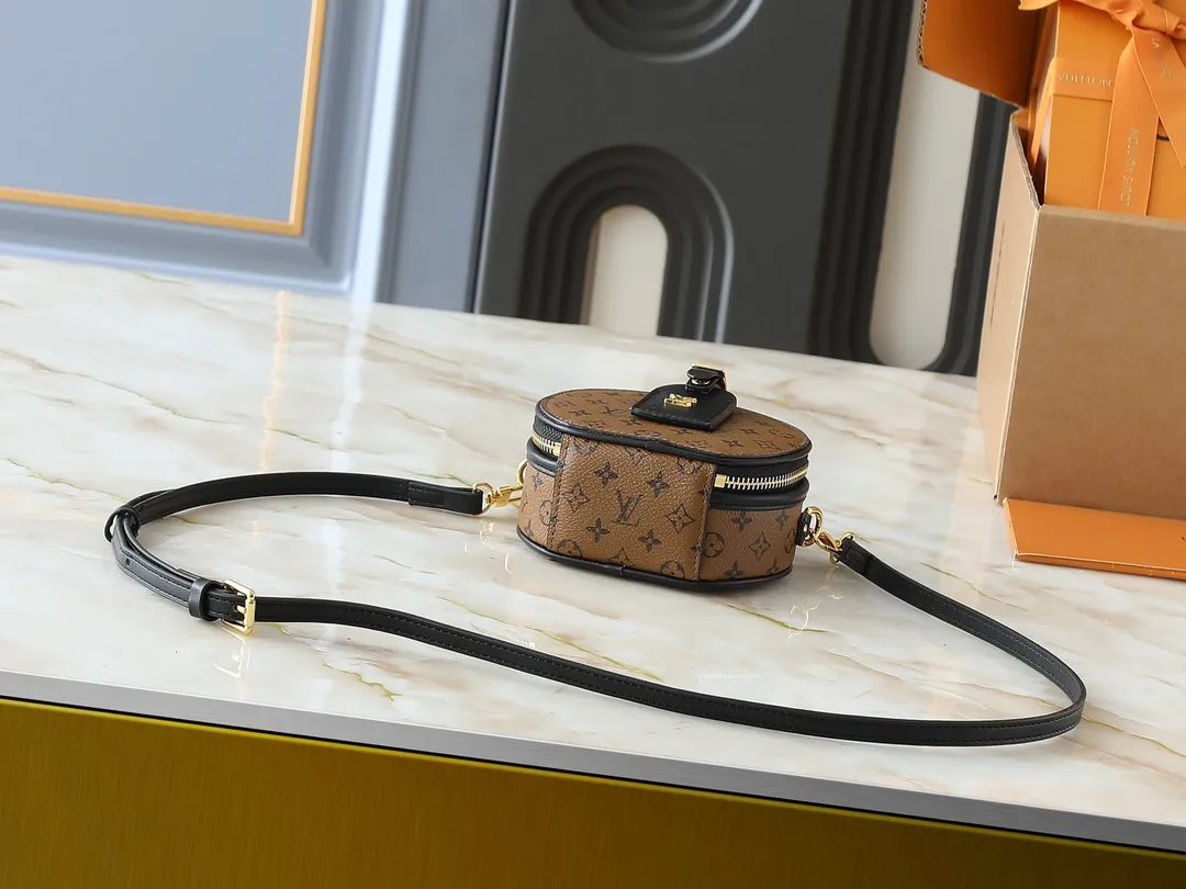 💰240💰Upgraded from original M83575 M83614 This Mini Boîte Chapeau handbag is made of Monogram canvas to create a classic configuration, with a leather nameplate and Malletage quilted lining to highlight the brand heritage. The large accordion compartment opens with a zipper and the detachable shoulder strap makes it suitable for carrying by hand, shoulder or as a waist bag. Dimensions: 13.0 x 12.0 x 6.5 cm (length x height x width)
