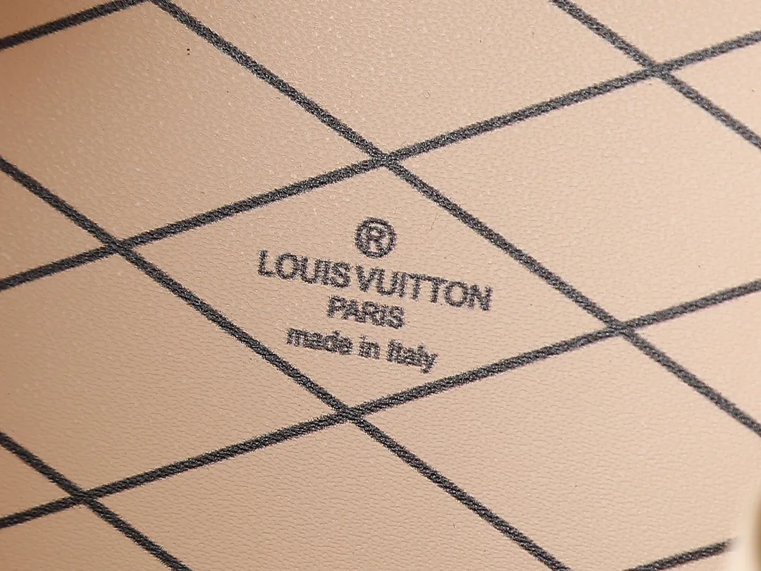 💰240💰Upgraded from original M83575 M83614 This Mini Boîte Chapeau handbag is made of Monogram canvas to create a classic configuration, with a leather nameplate and Malletage quilted lining to highlight the brand heritage. The large accordion compartment opens with a zipper and the detachable shoulder strap makes it suitable for carrying by hand, shoulder or as a waist bag. Dimensions: 13.0 x 12.0 x 6.5 cm (length x height x width)