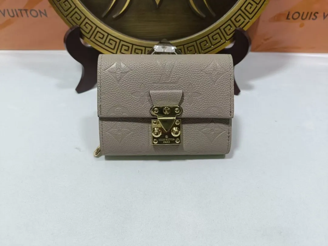 P160💰M80880 M81071 This Métis small wallet is made of soft Monogram Empreinte leather and decorated with the classic Monogram pattern, inspired by the Métis leather goods series. The wallet's flap is secured with a mini S-lock, a nod to traditional Louis Vuitton luggage. Compact yet practical, the wallet features a zippered accordion coin purse, two patch pockets and six credit card slots. Dimensions: 11.5 x 8.5 x 4 cm