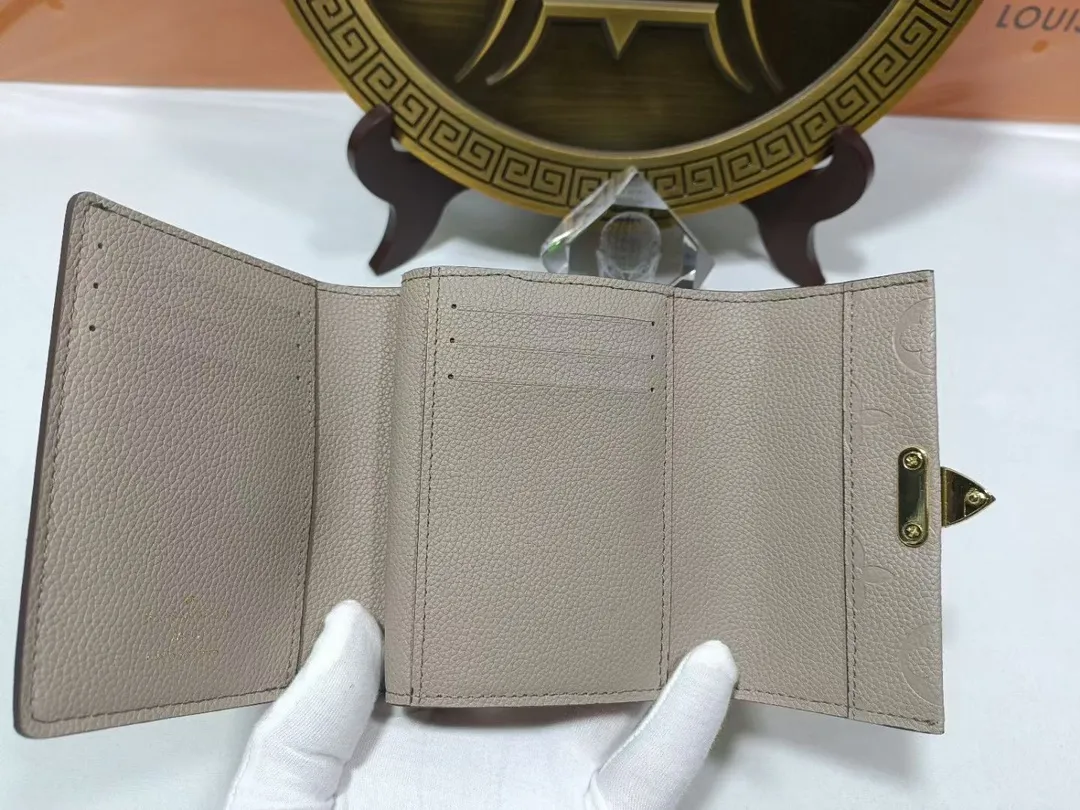 P160💰M80880 M81071 This Métis small wallet is made of soft Monogram Empreinte leather and decorated with the classic Monogram pattern, inspired by the Métis leather goods series. The wallet's flap is secured with a mini S-lock, a nod to traditional Louis Vuitton luggage. Compact yet practical, the wallet features a zippered accordion coin purse, two patch pockets and six credit card slots. Dimensions: 11.5 x 8.5 x 4 cm