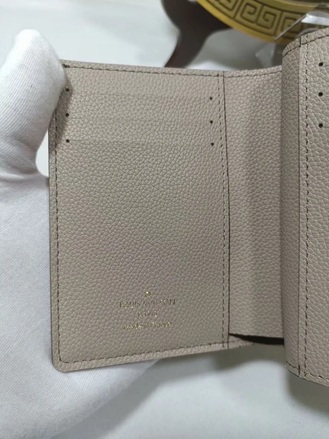 P160💰M80880 M81071 This Métis small wallet is made of soft Monogram Empreinte leather and decorated with the classic Monogram pattern, inspired by the Métis leather goods series. The wallet's flap is secured with a mini S-lock, a nod to traditional Louis Vuitton luggage. Compact yet practical, the wallet features a zippered accordion coin purse, two patch pockets and six credit card slots. Dimensions: 11.5 x 8.5 x 4 cm