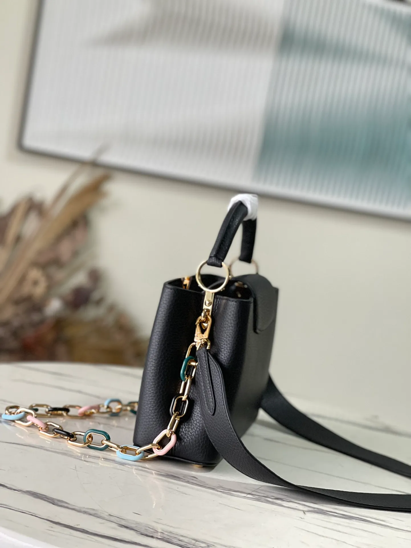 💰2660 (Special Grade Original Leather) M21641 Black Small This Capucines small handbag is made of Taurillon leather, with metal and resin links interlocking with each other, adding a fun carrying method in addition to the top handle and detachable wide shoulder strap. The signature flap of the Capucines collection is tucked in to reveal the logo. Dimensions: 27 x 18 x 9 cm
