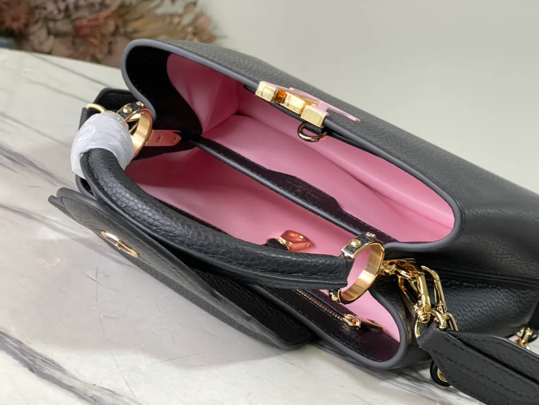 💰2660 (Special Grade Original Leather) M21641 Black Small This Capucines small handbag is made of Taurillon leather, with metal and resin links interlocking with each other, adding a fun carrying method in addition to the top handle and detachable wide shoulder strap. The signature flap of the Capucines collection is tucked in to reveal the logo. Dimensions: 27 x 18 x 9 cm