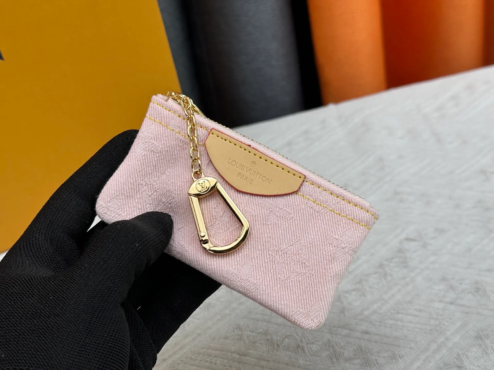 P100💰, wallet, top-quality original [photographed in real life with my own background] This Damier canvas small leather bag can hold change and keys, and can be easily put into a handbag or clothing pocket. Key ring, key hook can be hung on the D-ring provided with most Louis Vuitton handbags, zipper closure, Damier canvas texture and embossed calfskin, shiny gold-tone hardware. 👏👏Model 62650, size: 12x7cm,