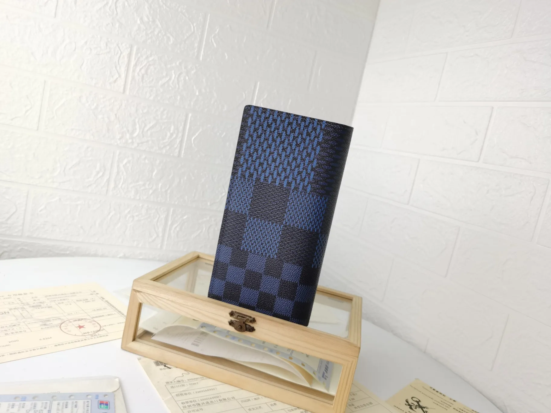 P130💰Top original version💎【Real shot with home background】Model: N60435 Wallet Louis Vuitton's classic Brazza wallet uses Damier Graphite Pixel canvas material to highlight the digital style. The traditional Damier Graphite checkerboard pattern is presented in a subversive pixel form in 2019. It combines various pockets, compartments and credit card slots into one stylish and convenient bag. 62665