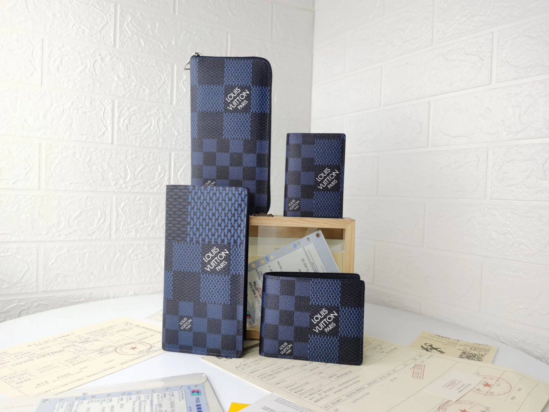 P130💰Top original version💎【Real shot with home background】Model: N60435 Wallet Louis Vuitton's classic Brazza wallet uses Damier Graphite Pixel canvas material to highlight the digital style. The traditional Damier Graphite checkerboard pattern is presented in a subversive pixel form in 2019. It combines various pockets, compartments and credit card slots into one stylish and convenient bag. 62665