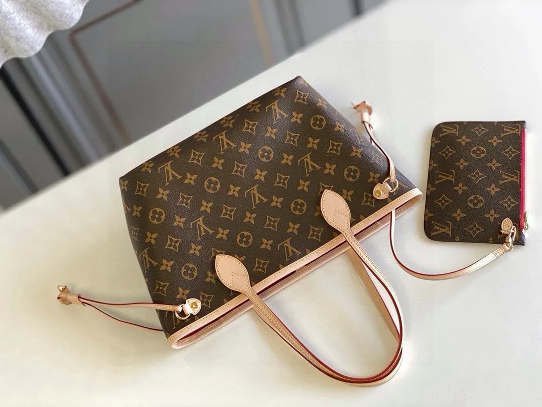 💰780 (Small Steel Nail) Top Original M41000 Red NEVERFULL PM This Neverfull MM handbag combines timeless classic design with traditional details. It is made of Monogram canvas and trimmed with natural cowhide. The interior is extra spacious but not heavy. Tighten the side straps to create a fashionable and charming shape, and loosen them to show a more casual atmosphere. The slim and comfortable handle can be easily slung over the shoulder or carried by arm. Lined in a vibrant color, the bag has a detachable organizer that can be used independently as a clutch or as an extra pocket. 29 cm