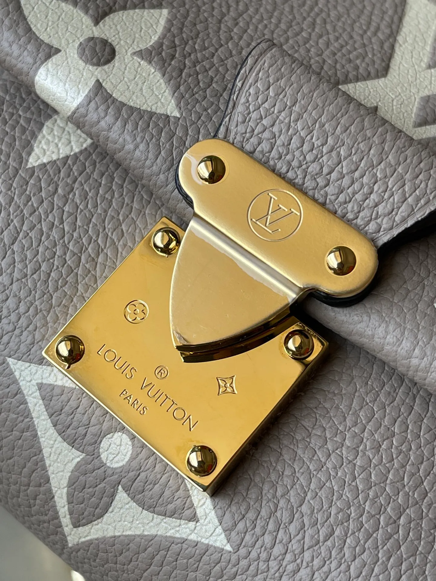 💰1180 (top layer leather) top original order M45836. Support counter inspection. Photos taken of duty-free goods are consistent with the product without unpacking. This product is an exclusive duty-free product in the market and is the highest-end product. Inspection is supported. This product has passed strict inspection and is flawless. Please wear gloves when touching the product. This product is not returnable or exchangeable. Please confirm the product first and then remove the label on the handle. This product is temporarily not open to the public, only regular customers, and is in short supply. Dimensions: 24 x 14 x 9 cm