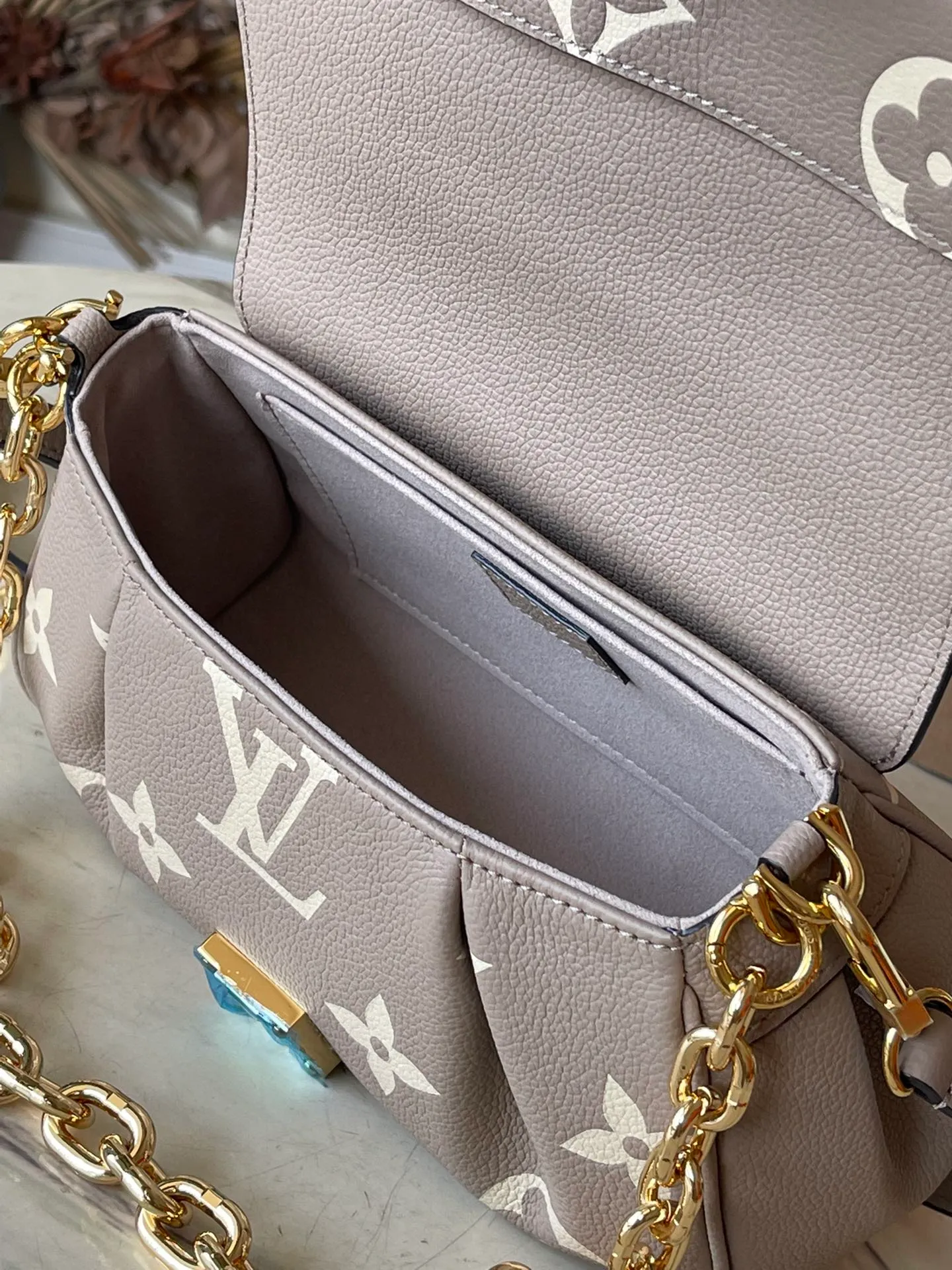 💰1180 (top layer leather) top original order M45836. Support counter inspection. Photos taken of duty-free goods are consistent with the product without unpacking. This product is an exclusive duty-free product in the market and is the highest-end product. Inspection is supported. This product has passed strict inspection and is flawless. Please wear gloves when touching the product. This product is not returnable or exchangeable. Please confirm the product first and then remove the label on the handle. This product is temporarily not open to the public, only regular customers, and is in short supply. Dimensions: 24 x 14 x 9 cm