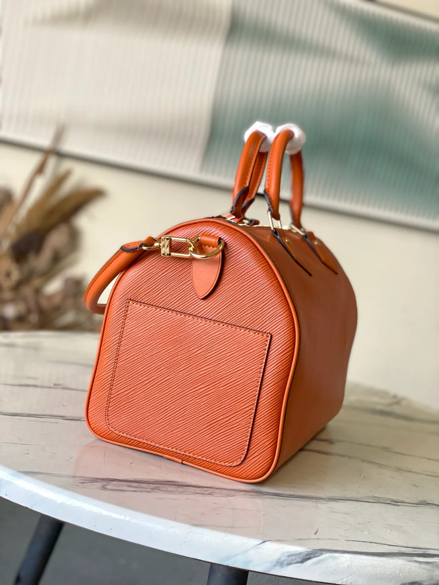 💰1340 (first-grain leather) Top-quality original order M25915 Caramel This Speedy Bandoulière 30 handbag is carefully designed by Pharrell Williams’ fashion partner Nigo. The Monogram pattern on the cowhide is paired with the French and Japanese handwritten words of “Louis Vuitton”, “Paris” and “Tokyo”. The leather trim continues the same print, creating a unique and eye-catching visual effect. 32 x 22.5 x 18 (cm)
