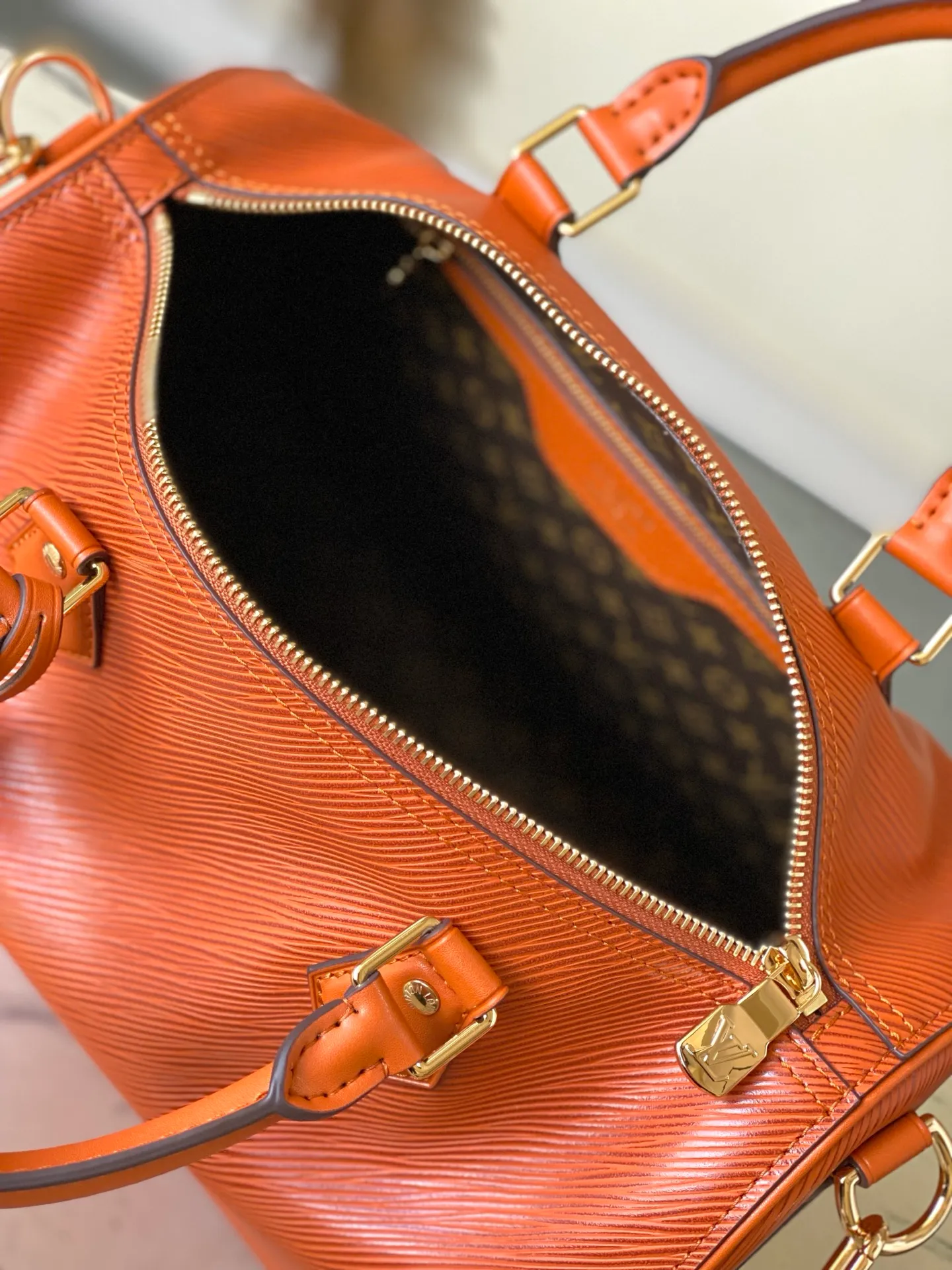 💰1340 (first-grain leather) Top-quality original order M25915 Caramel This Speedy Bandoulière 30 handbag is carefully designed by Pharrell Williams’ fashion partner Nigo. The Monogram pattern on the cowhide is paired with the French and Japanese handwritten words of “Louis Vuitton”, “Paris” and “Tokyo”. The leather trim continues the same print, creating a unique and eye-catching visual effect. 32 x 22.5 x 18 (cm)