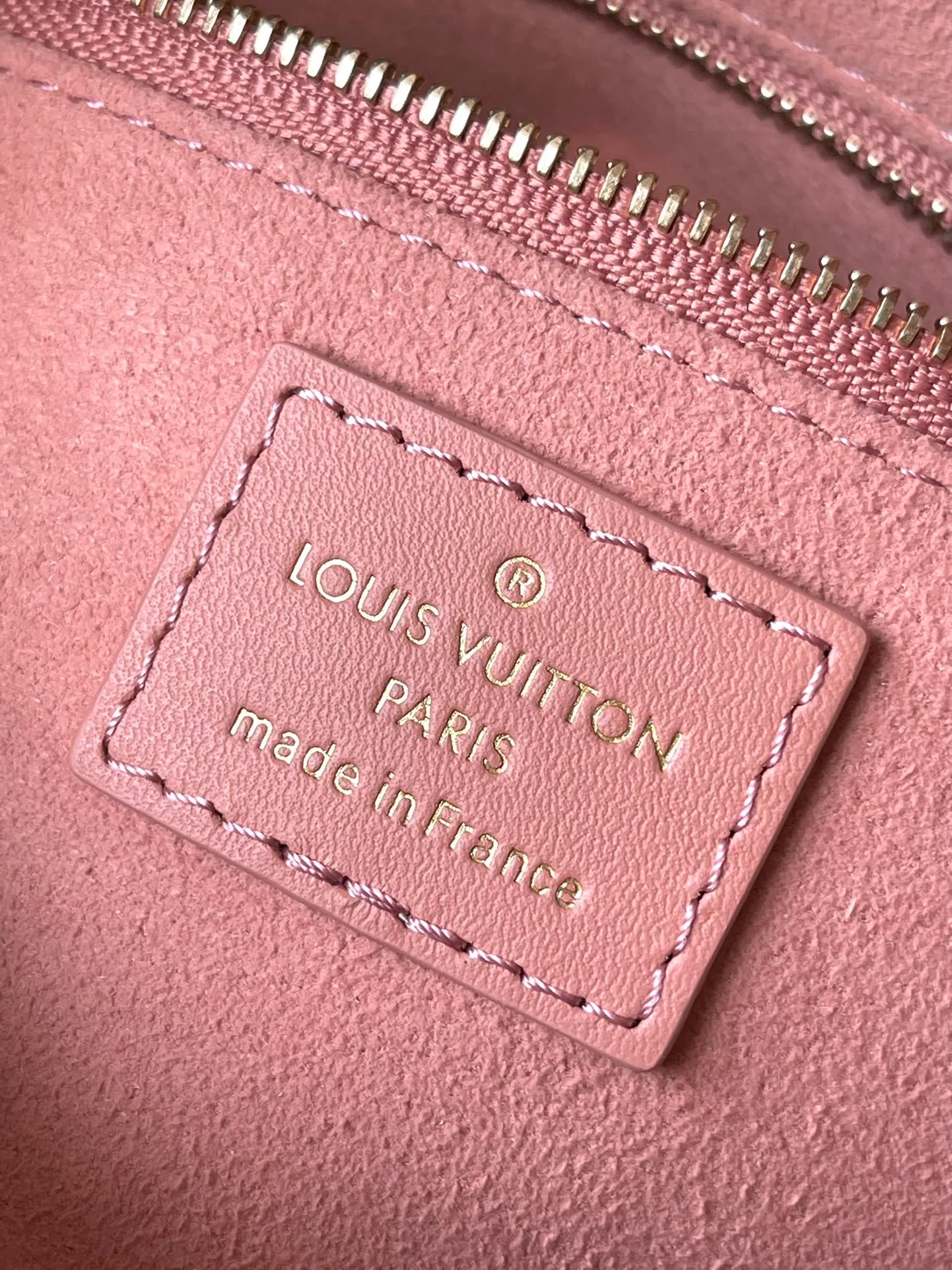 💰880 Top original order M45531 pink. Support counter inspection. Photos taken of duty-free goods are consistent with the product without unpacking. This product is an exclusive duty-free product in the market and is the highest-end product. Inspection is supported. This product has passed strict inspection and is flawless. Please wear gloves when touching the product. This product is not returnable or exchangeable. Please confirm the product first and then remove the label on the handle. This product is temporarily not open to the public, only regular customers, and is in short supply. Dimensions: 20 x 14 x 7.5 cm