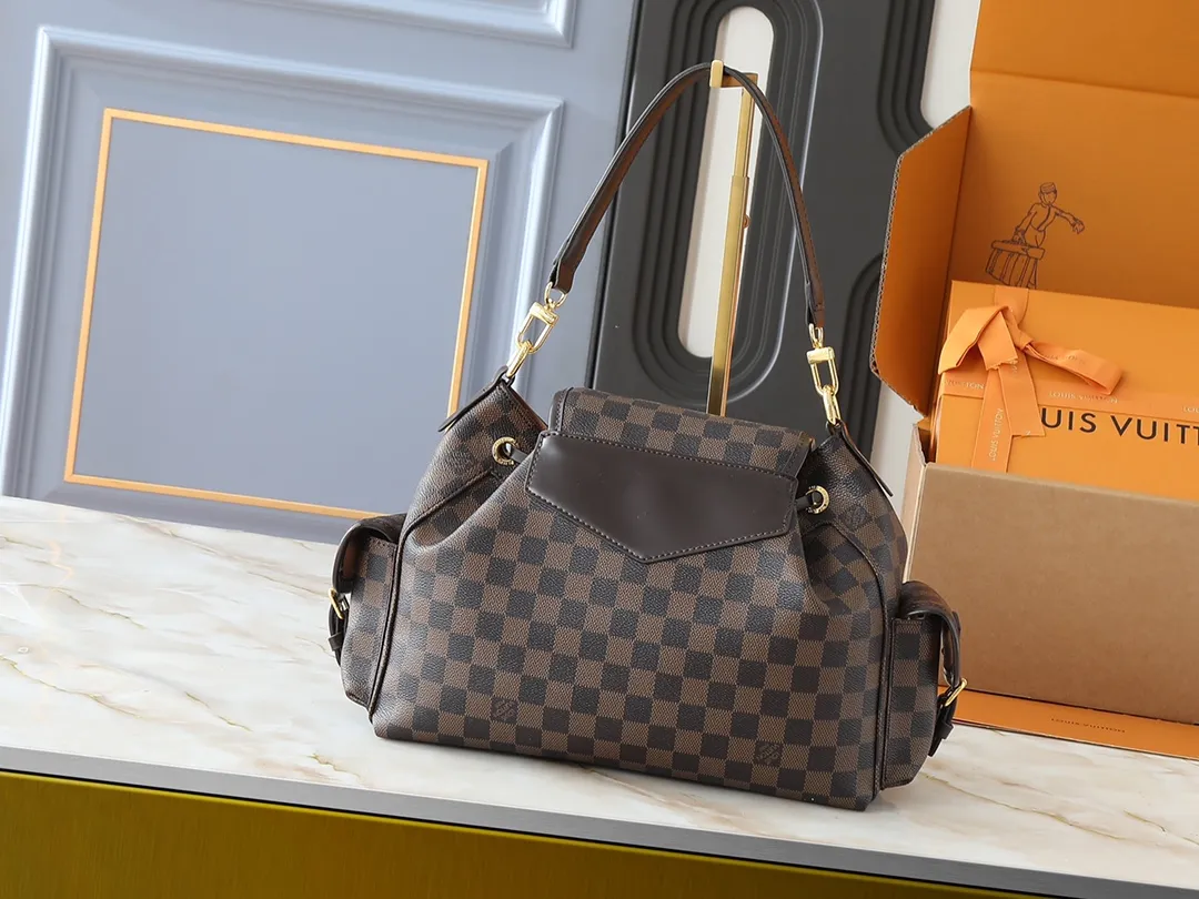 💰280💰Upgraded from the original M25085. This Odysée handbag is from the 2025 early autumn series, paying tribute to the brand heritage with a stylish everyday design. Dazzling buckles and detachable chains accentuate the Monogram canvas body, and the side pockets provide easy access to keys, lipstick and other small items. Dimensions: 27.0 x 17.0 x 12.0 cm (length x height x width)