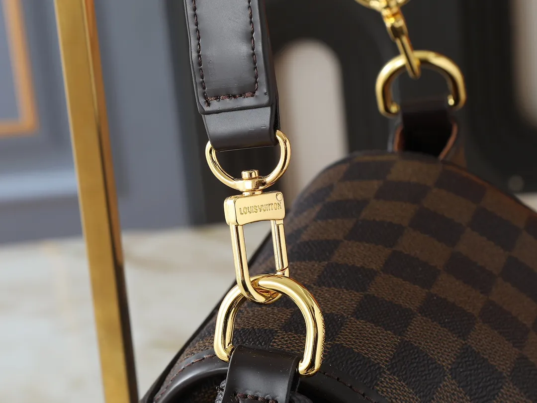 💰280💰Upgraded from the original M25085. This Odysée handbag is from the 2025 early autumn series, paying tribute to the brand heritage with a stylish everyday design. Dazzling buckles and detachable chains accentuate the Monogram canvas body, and the side pockets provide easy access to keys, lipstick and other small items. Dimensions: 27.0 x 17.0 x 12.0 cm (length x height x width)