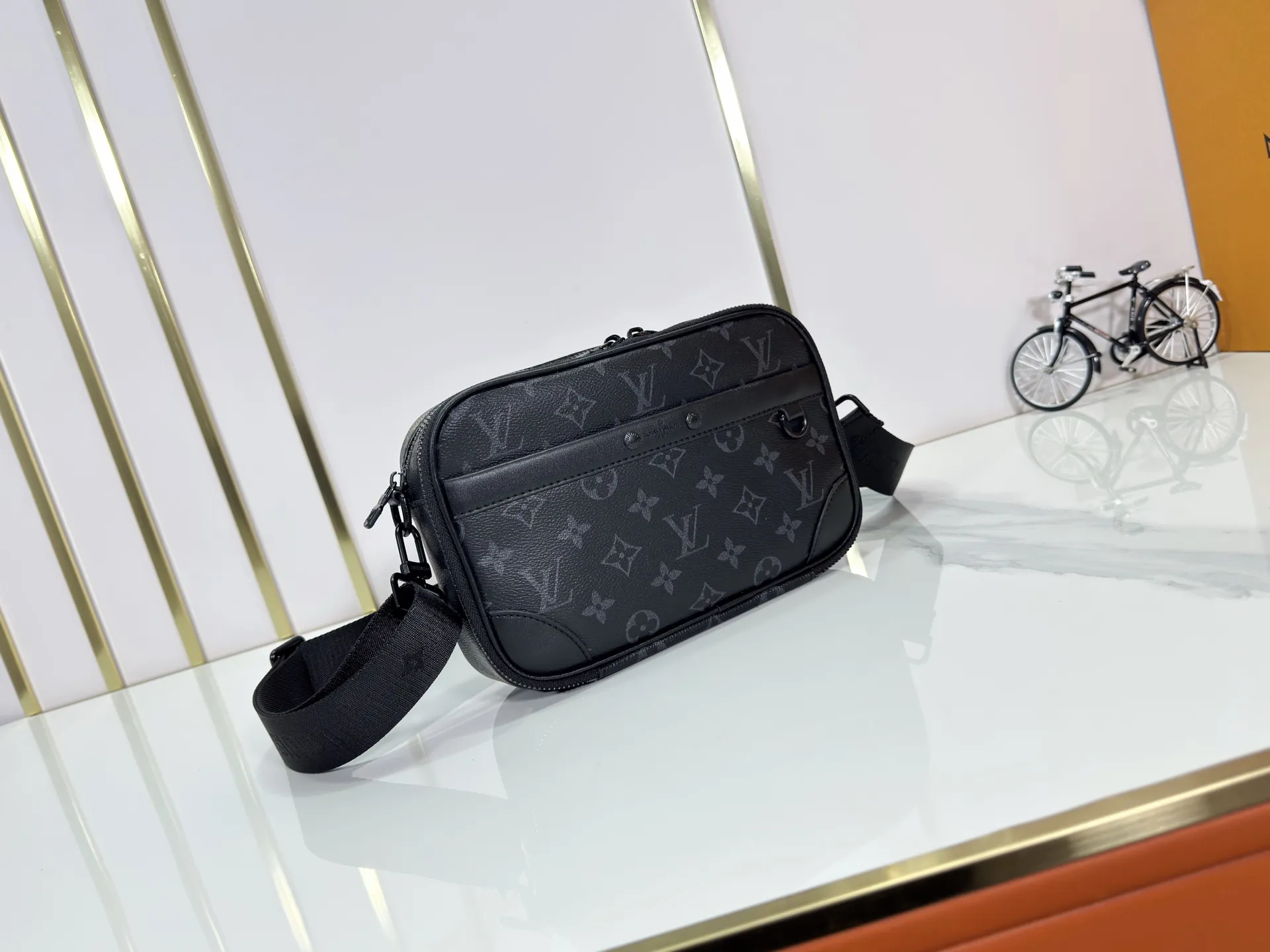 P220 upgraded original M82542 M31069 M46955 M31014 M31016 nano alpha handbag is made of monogram shadow leather with subtle embossed monogram pattern, which makes the compact structure show elegant style. Black leather rivets with black floral pattern, two corners wrapped compartments on the front, box bag, camera bag, shoulder bag oo[handshake][handshake] rivet elements are marked with brand imprints, zipper compartments and external patch pockets are convenient for storing daily needs, and the detachable and adjustable leather shoulder strap allows for comfortable carrying. 24 x 16 x 8 cm (length x height x width)