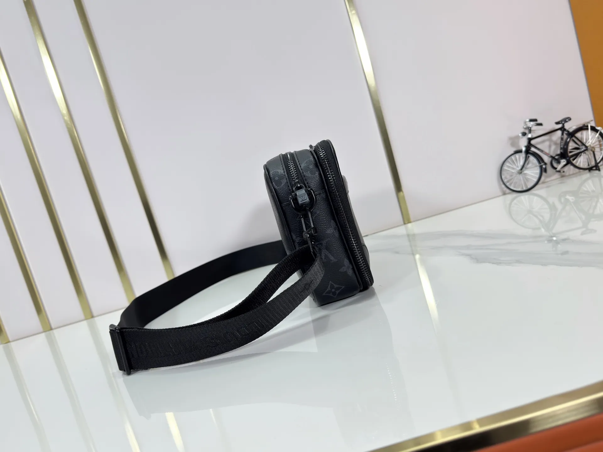 P220 upgraded original M82542 M31069 M46955 M31014 M31016 nano alpha handbag is made of monogram shadow leather with subtle embossed monogram pattern, which makes the compact structure show elegant style. Black leather rivets with black floral pattern, two corners wrapped compartments on the front, box bag, camera bag, shoulder bag oo[handshake][handshake] rivet elements are marked with brand imprints, zipper compartments and external patch pockets are convenient for storing daily needs, and the detachable and adjustable leather shoulder strap allows for comfortable carrying. 24 x 16 x 8 cm (length x height x width)