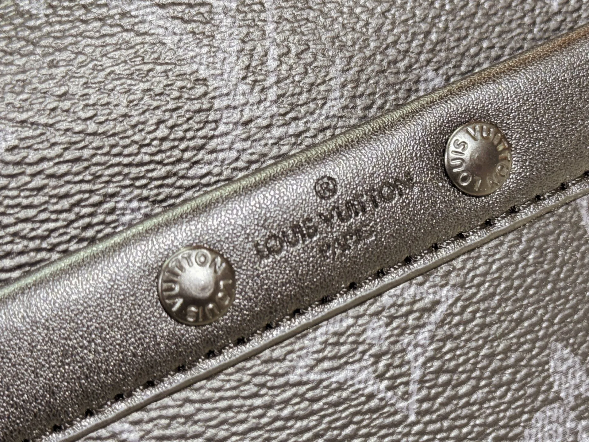P220 upgraded original M82542 M31069 M46955 M31014 M31016 nano alpha handbag is made of monogram shadow leather with subtle embossed monogram pattern, which makes the compact structure show elegant style. Black leather rivets with black floral pattern, two corners wrapped compartments on the front, box bag, camera bag, shoulder bag oo[handshake][handshake] rivet elements are marked with brand imprints, zipper compartments and external patch pockets are convenient for storing daily needs, and the detachable and adjustable leather shoulder strap allows for comfortable carrying. 24 x 16 x 8 cm (length x height x width)