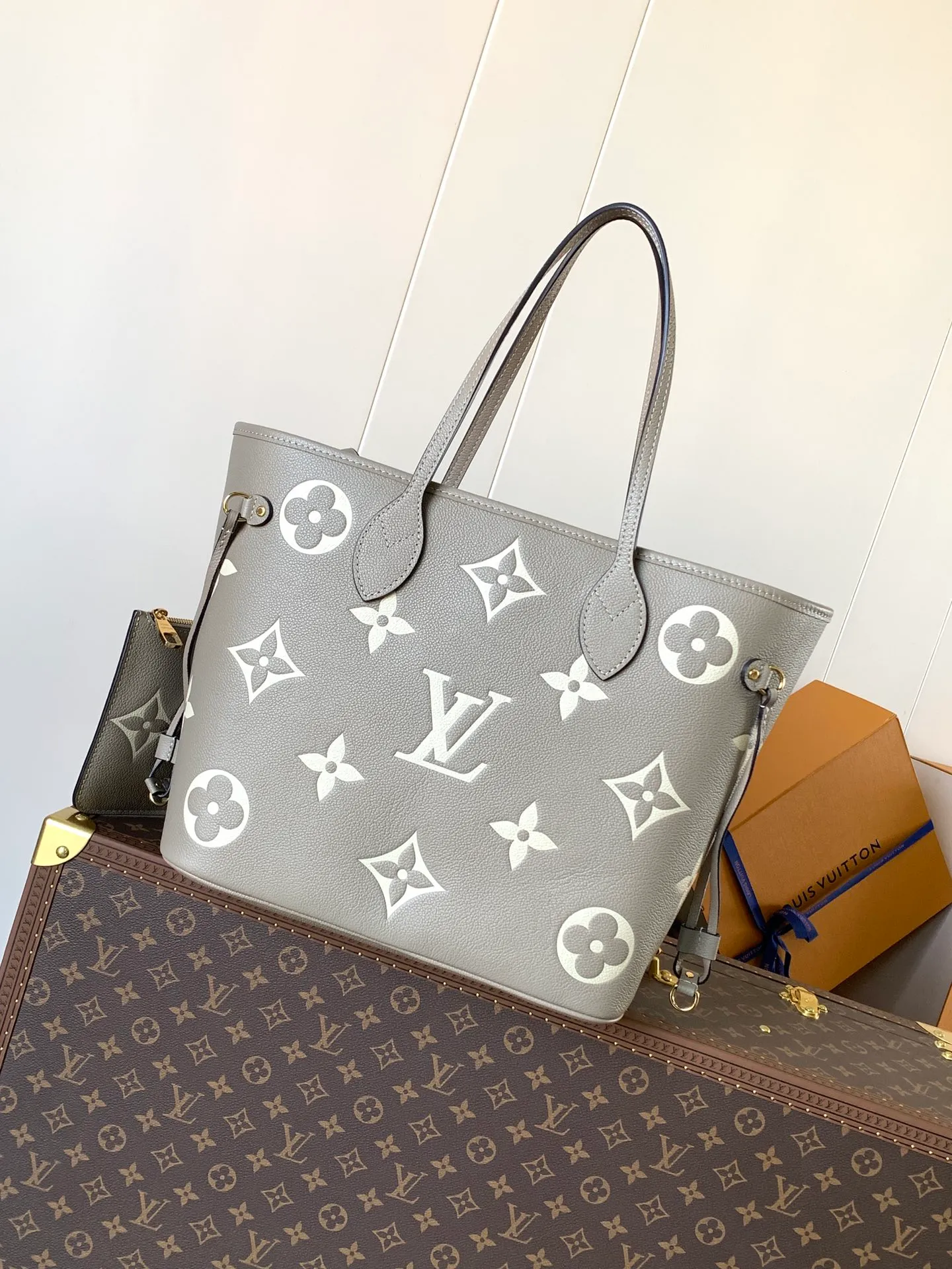 💰1180 (top layer leather) top original order, M47143 blue, M46482 haze blue, M46599 maroon, M45685 black, M45684 off-white, M45686 gray, M46516 vanilla, M46514 blue gradient, M46329 nude pink, M45686 apricot print, M46135 brown, Neverfull medium shopping bag! Redesigned interior pockets feature fresh fabric linings and vintage details inspired by the archives, most notably the detachable zippered clutch, which can be used on its own as a sophisticated clutch or as an additional pocket. 32x29x17cm