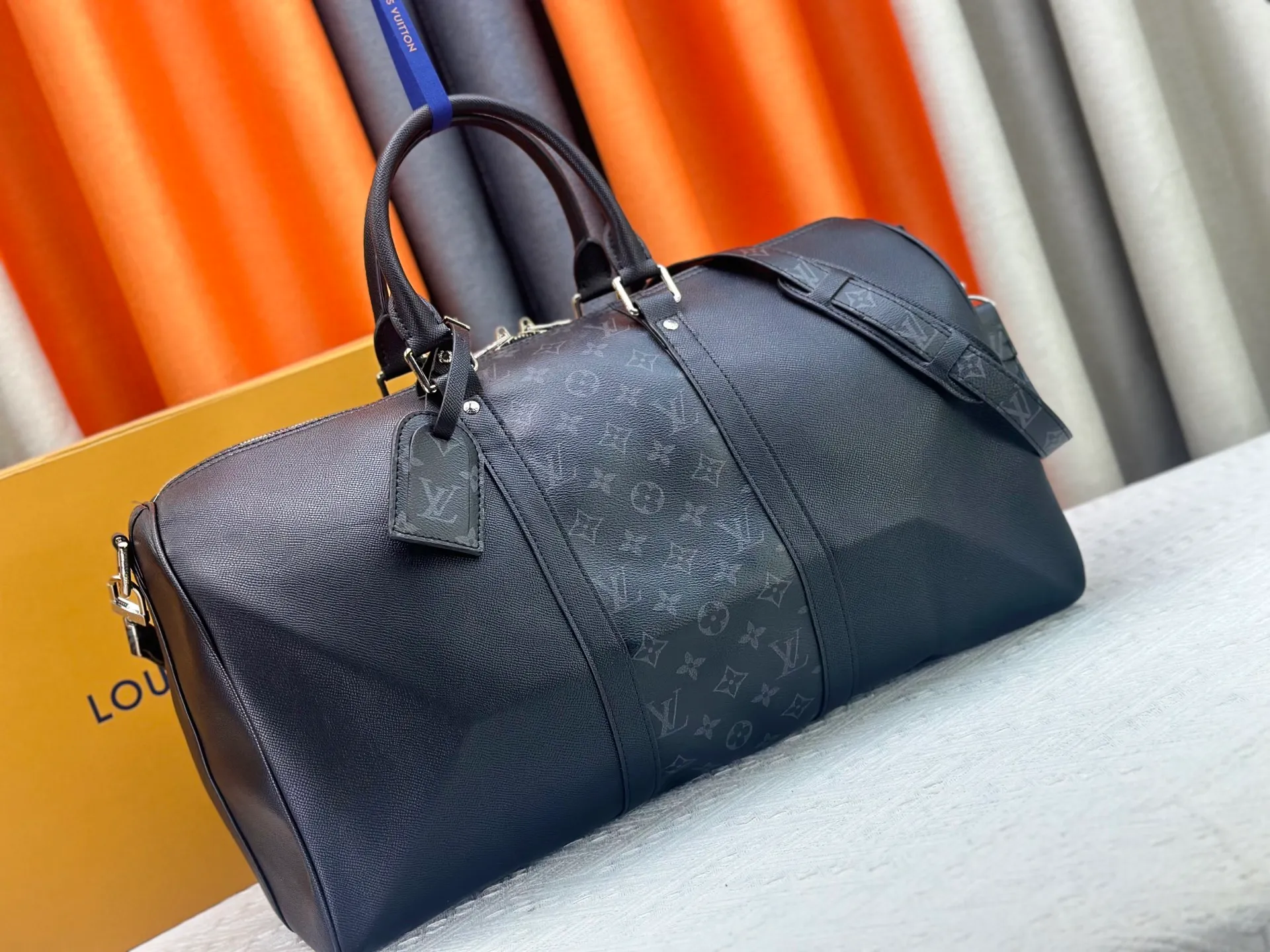 P340 Upgraded original version M30941 yellow M30885 white M53776 silver M30235 gram MTaigarama series newly launches this keepall travel bag, which is made of flexible Taïga leather and classic canvas to create a dynamic configuration. The size is just right to accommodate your travel needs, size: 50x29x23cm