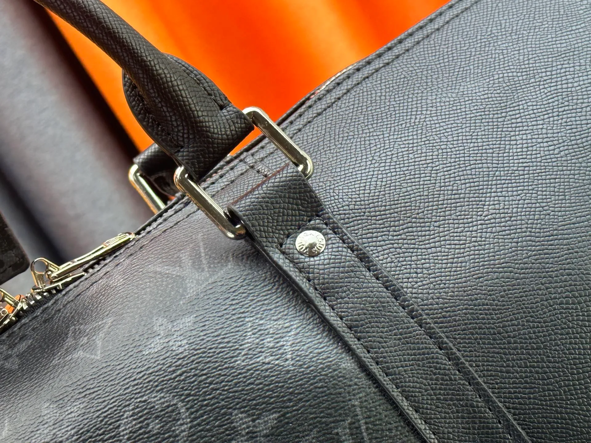 P340 Upgraded original version M30941 yellow M30885 white M53776 silver M30235 gram MTaigarama series newly launches this keepall travel bag, which is made of flexible Taïga leather and classic canvas to create a dynamic configuration. The size is just right to accommodate your travel needs, size: 50x29x23cm