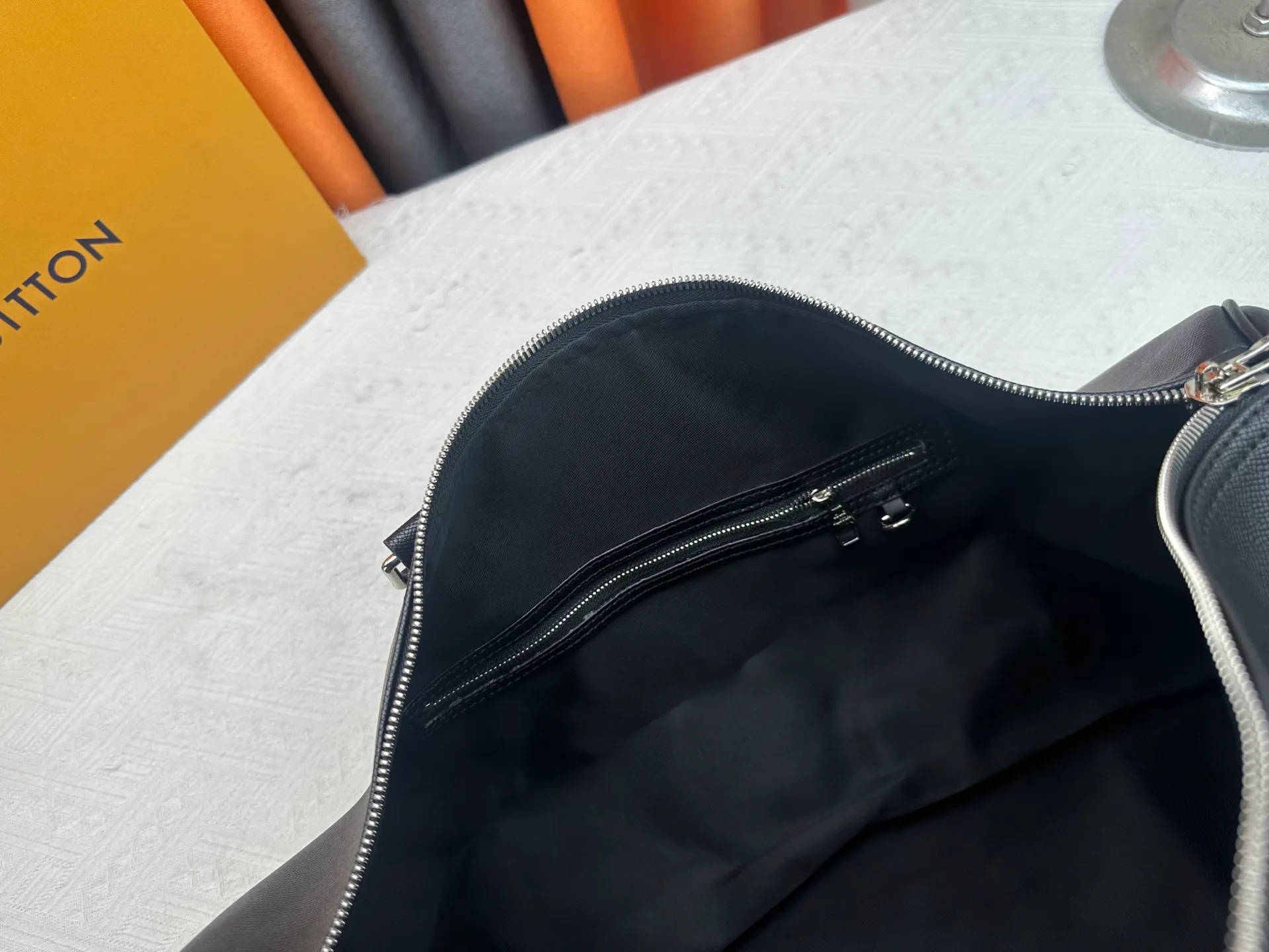 P340 Upgraded original version M30941 yellow M30885 white M53776 silver M30235 gram MTaigarama series newly launches this keepall travel bag, which is made of flexible Taïga leather and classic canvas to create a dynamic configuration. The size is just right to accommodate your travel needs, size: 50x29x23cm