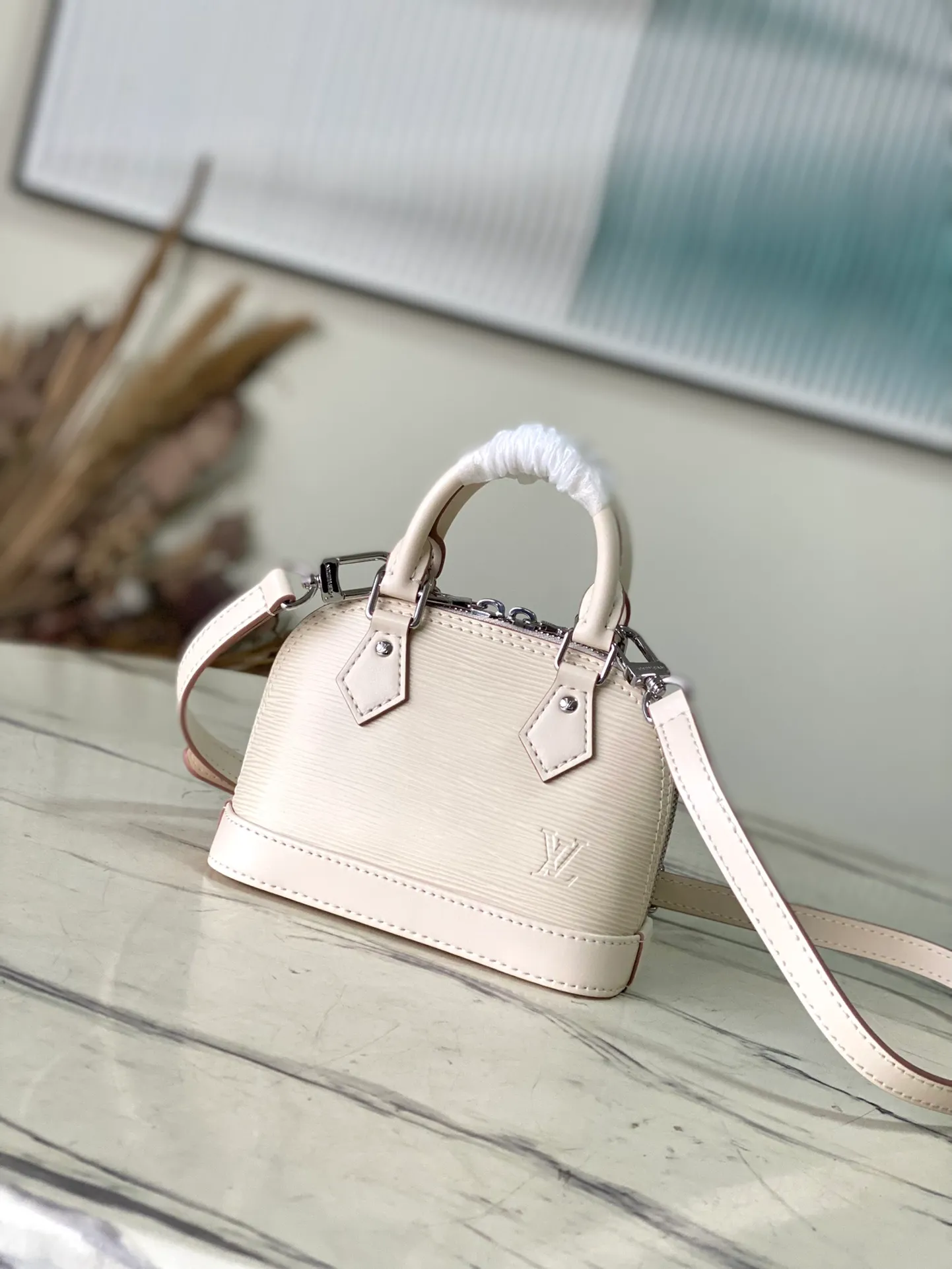 💰1140 (top layer leather) top original order M82411 off-white. This Nano Alma handbag uses the brand's iconic Epl leather to condense the classic Ama handbag configuration, reflecting a unique texture. Equipped with double zippers, handles and detachable and adjustable shoulder straps, a variety of carrying options are available. Dimensions: 18 × 12 × 8 cm