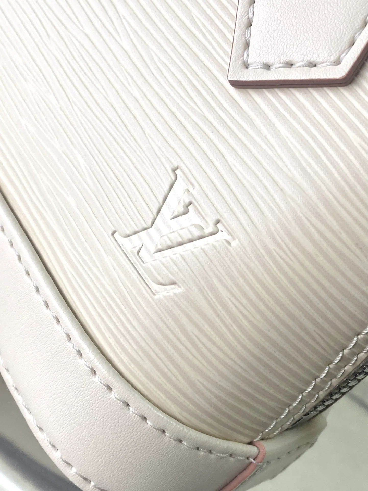 💰1140 (top layer leather) top original order M82411 off-white. This Nano Alma handbag uses the brand's iconic Epl leather to condense the classic Ama handbag configuration, reflecting a unique texture. Equipped with double zippers, handles and detachable and adjustable shoulder straps, a variety of carrying options are available. Dimensions: 18 × 12 × 8 cm