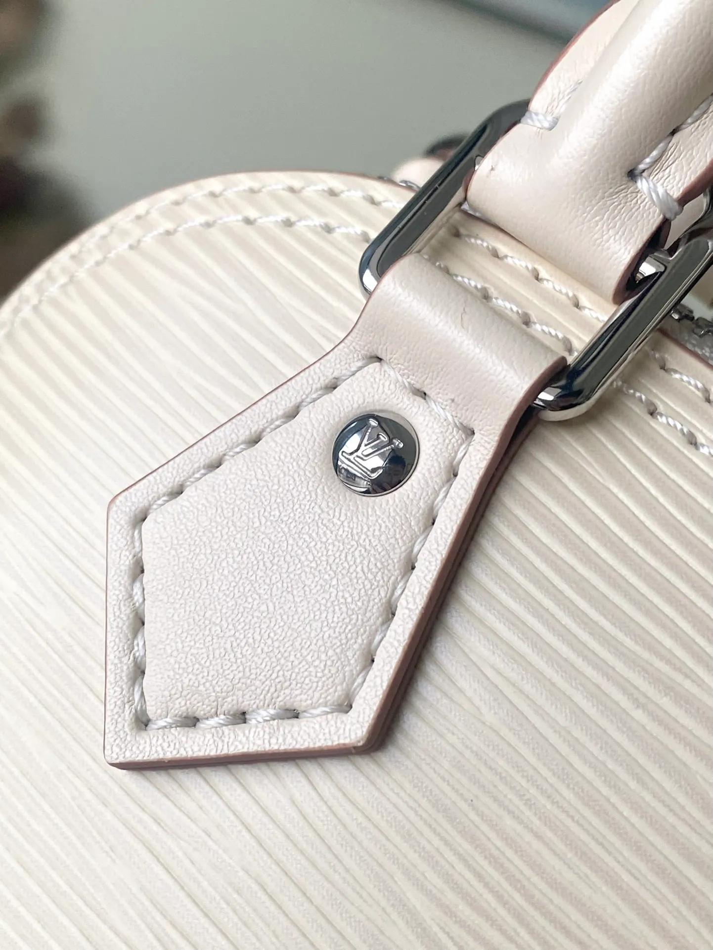 💰1140 (top layer leather) top original order M82411 off-white. This Nano Alma handbag uses the brand's iconic Epl leather to condense the classic Ama handbag configuration, reflecting a unique texture. Equipped with double zippers, handles and detachable and adjustable shoulder straps, a variety of carrying options are available. Dimensions: 18 × 12 × 8 cm