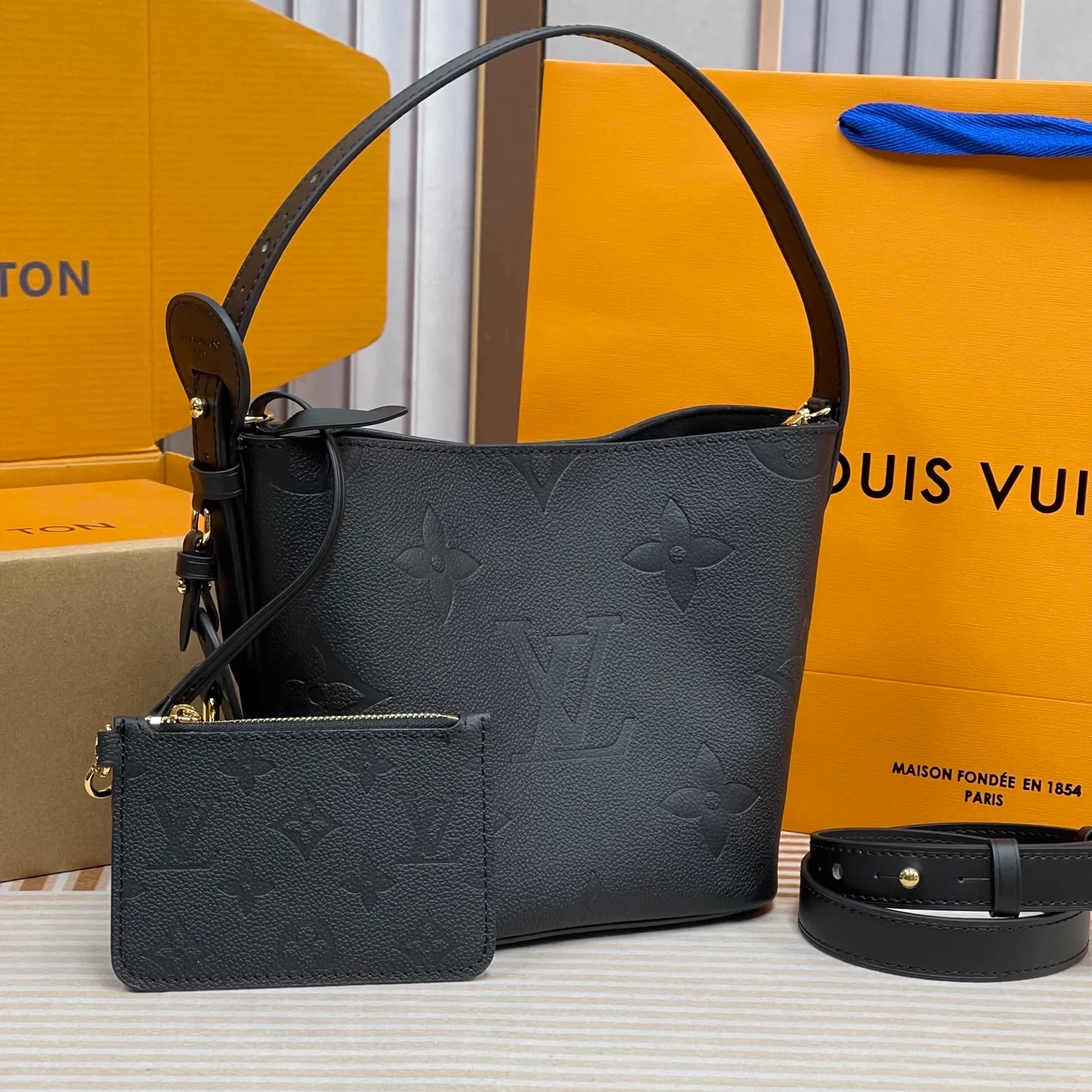[Upgraded version] P820💰New counter model·High quality·Semi-steel hardware·Original single grade·With gift box🎁Packaging·Model M13480💗This All In BB bucket bag hobo handbag conveys the fun style of the Louis Vuitton x Murakami reissued embossed cowhide series with smart details. The Monogram embossing is boldly rendered in the artist's rainbow tones, and the name tag is embellished with bows and padlocks. With the clever use of adjustable cowhide handles and leather shoulder straps, it can be carried by hand, shoulder or cross-body.  Dimensions: 18 x 12 x 16 cm ⚠️
