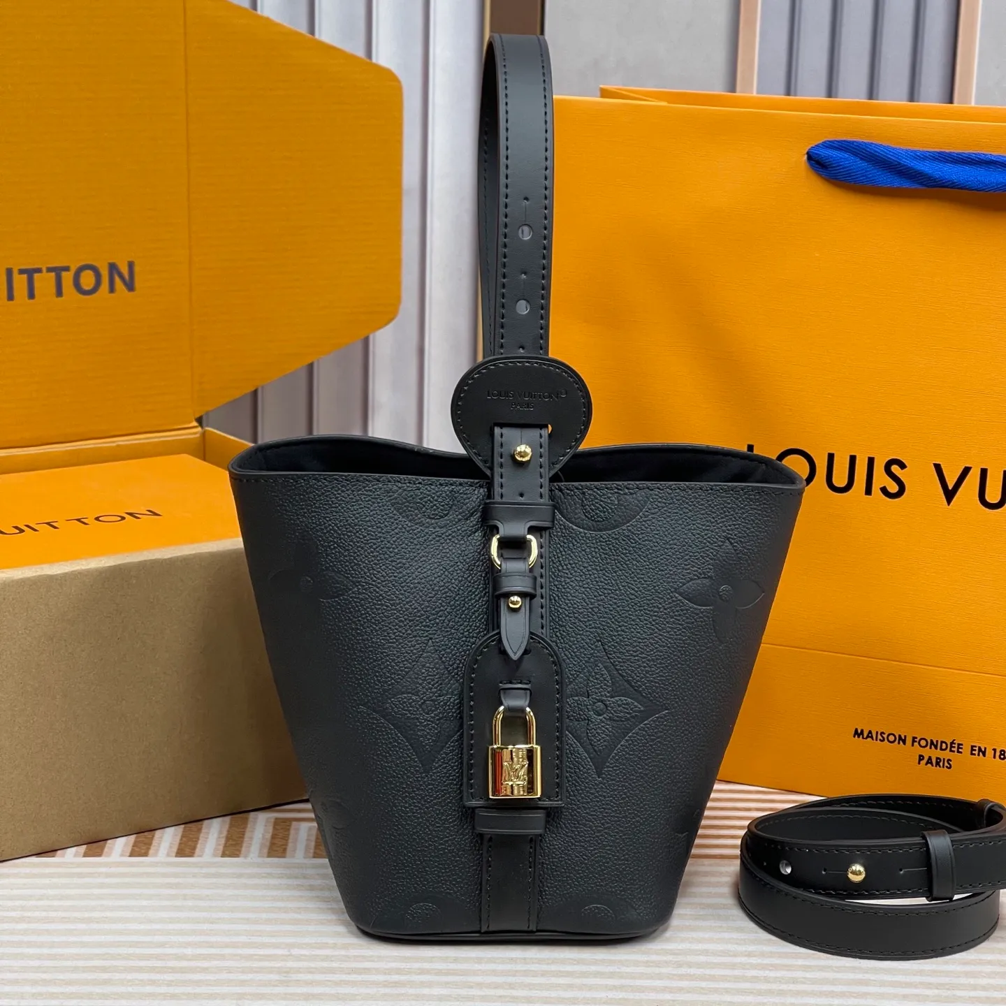 [Upgraded version] P820💰New counter model·High quality·Semi-steel hardware·Original single grade·With gift box🎁Packaging·Model M13480💗This All In BB bucket bag hobo handbag conveys the fun style of the Louis Vuitton x Murakami reissued embossed cowhide series with smart details. The Monogram embossing is boldly rendered in the artist's rainbow tones, and the name tag is embellished with bows and padlocks. With the clever use of adjustable cowhide handles and leather shoulder straps, it can be carried by hand, shoulder or cross-body.  Dimensions: 18 x 12 x 16 cm ⚠️