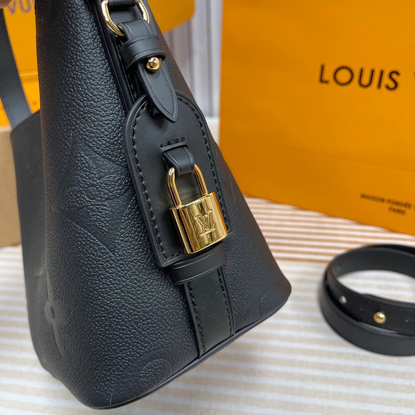 [Upgraded version] P820💰New counter model·High quality·Semi-steel hardware·Original single grade·With gift box🎁Packaging·Model M13480💗This All In BB bucket bag hobo handbag conveys the fun style of the Louis Vuitton x Murakami reissued embossed cowhide series with smart details. The Monogram embossing is boldly rendered in the artist's rainbow tones, and the name tag is embellished with bows and padlocks. With the clever use of adjustable cowhide handles and leather shoulder straps, it can be carried by hand, shoulder or cross-body.  Dimensions: 18 x 12 x 16 cm ⚠️