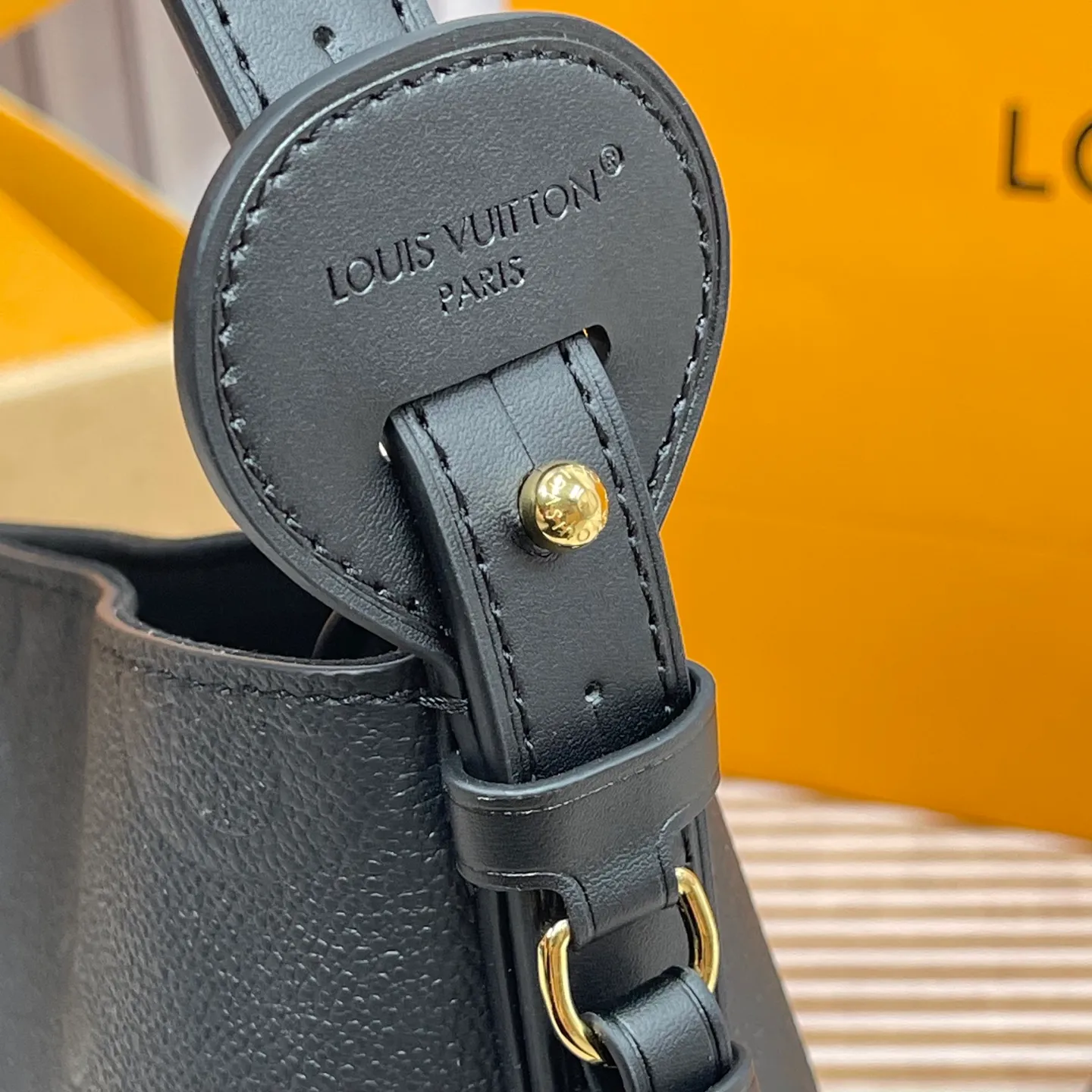 [Upgraded version] P820💰New counter model·High quality·Semi-steel hardware·Original single grade·With gift box🎁Packaging·Model M13480💗This All In BB bucket bag hobo handbag conveys the fun style of the Louis Vuitton x Murakami reissued embossed cowhide series with smart details. The Monogram embossing is boldly rendered in the artist's rainbow tones, and the name tag is embellished with bows and padlocks. With the clever use of adjustable cowhide handles and leather shoulder straps, it can be carried by hand, shoulder or cross-body.  Dimensions: 18 x 12 x 16 cm ⚠️