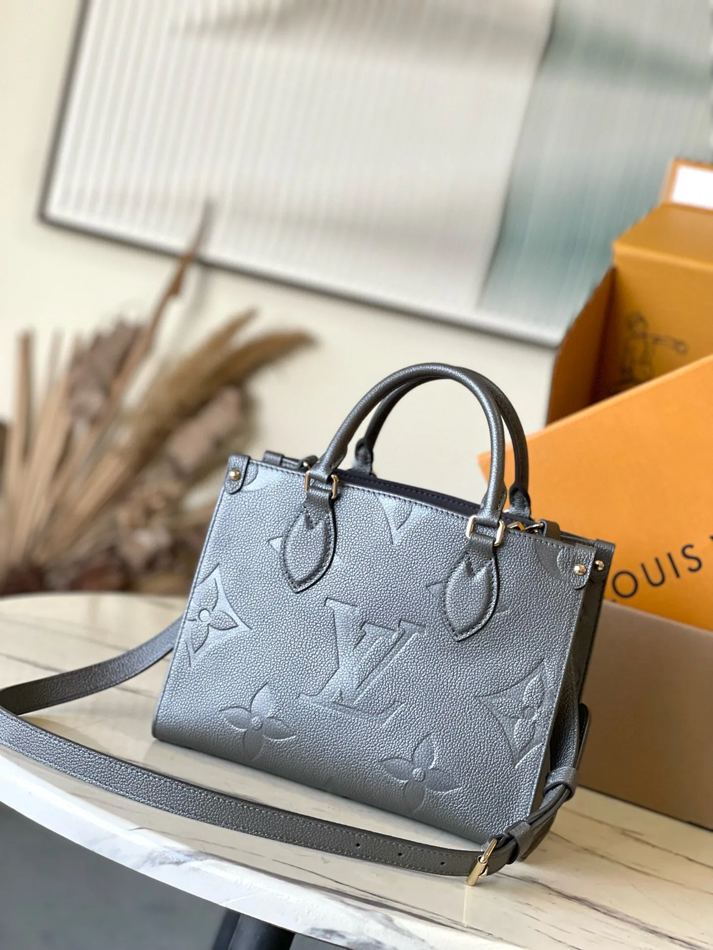 💰1040 (top-grain leather) gunmetal color, top-grade original single M12886 This small OnTheGo handbag comes from the LVSki series, lighting up the night look with its sparkling appearance. Monogram Empreinte leather and glossy metal hardware make it easy to store all your travel needs. The detachable shoulder strap allows for a variety of carrying methods. Dimensions: 25 × 19 × 11.5cj