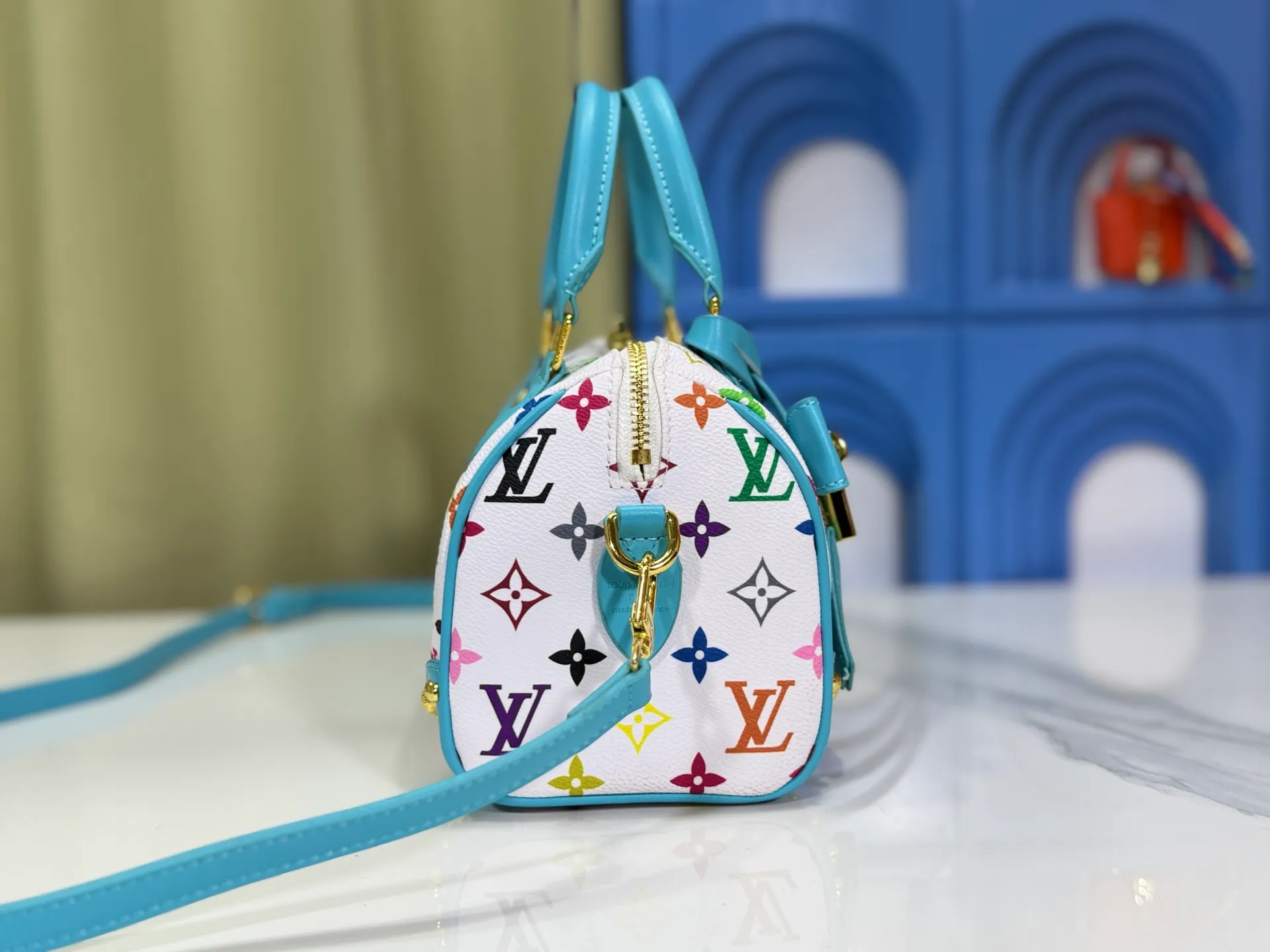 P280 upgraded original M58953 M46234 M46222 Speedy Bandoulière 20 handbag is made of soft coated canvas, and the full-length Monogram pattern is traced in colorful rainbow tones, highlighting the smart style of the Louis Vuitton x Murakami reissue series. The Toron handle and detachable shoulder strap are constructed of cow leather, the metal corners recall classic luggage elements, and the bow-shaped key bag and padlock add brand touches. Dimensions: 20.5 x 13.5 x 12.0 cm (length x height x width)