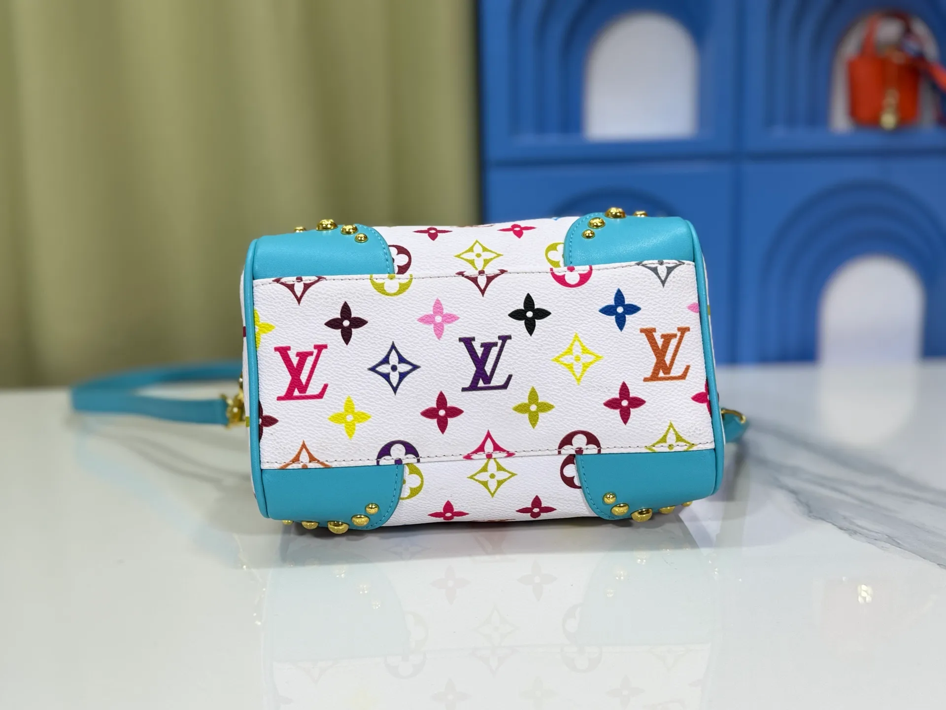 P280 upgraded original M58953 M46234 M46222 Speedy Bandoulière 20 handbag is made of soft coated canvas, and the full-length Monogram pattern is traced in colorful rainbow tones, highlighting the smart style of the Louis Vuitton x Murakami reissue series. The Toron handle and detachable shoulder strap are constructed of cow leather, the metal corners recall classic luggage elements, and the bow-shaped key bag and padlock add brand touches. Dimensions: 20.5 x 13.5 x 12.0 cm (length x height x width)