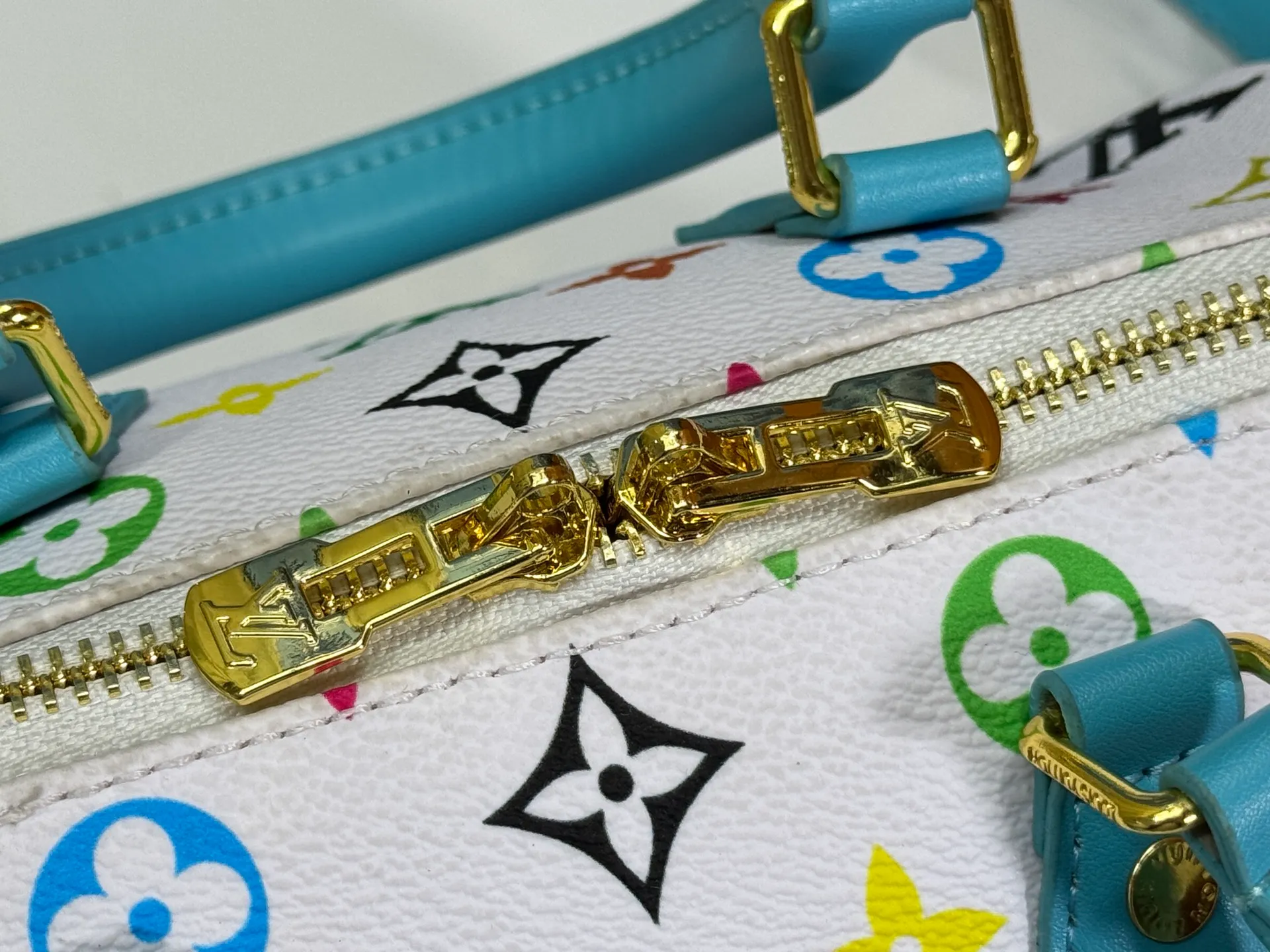 P280 upgraded original M58953 M46234 M46222 Speedy Bandoulière 20 handbag is made of soft coated canvas, and the full-length Monogram pattern is traced in colorful rainbow tones, highlighting the smart style of the Louis Vuitton x Murakami reissue series. The Toron handle and detachable shoulder strap are constructed of cow leather, the metal corners recall classic luggage elements, and the bow-shaped key bag and padlock add brand touches. Dimensions: 20.5 x 13.5 x 12.0 cm (length x height x width)