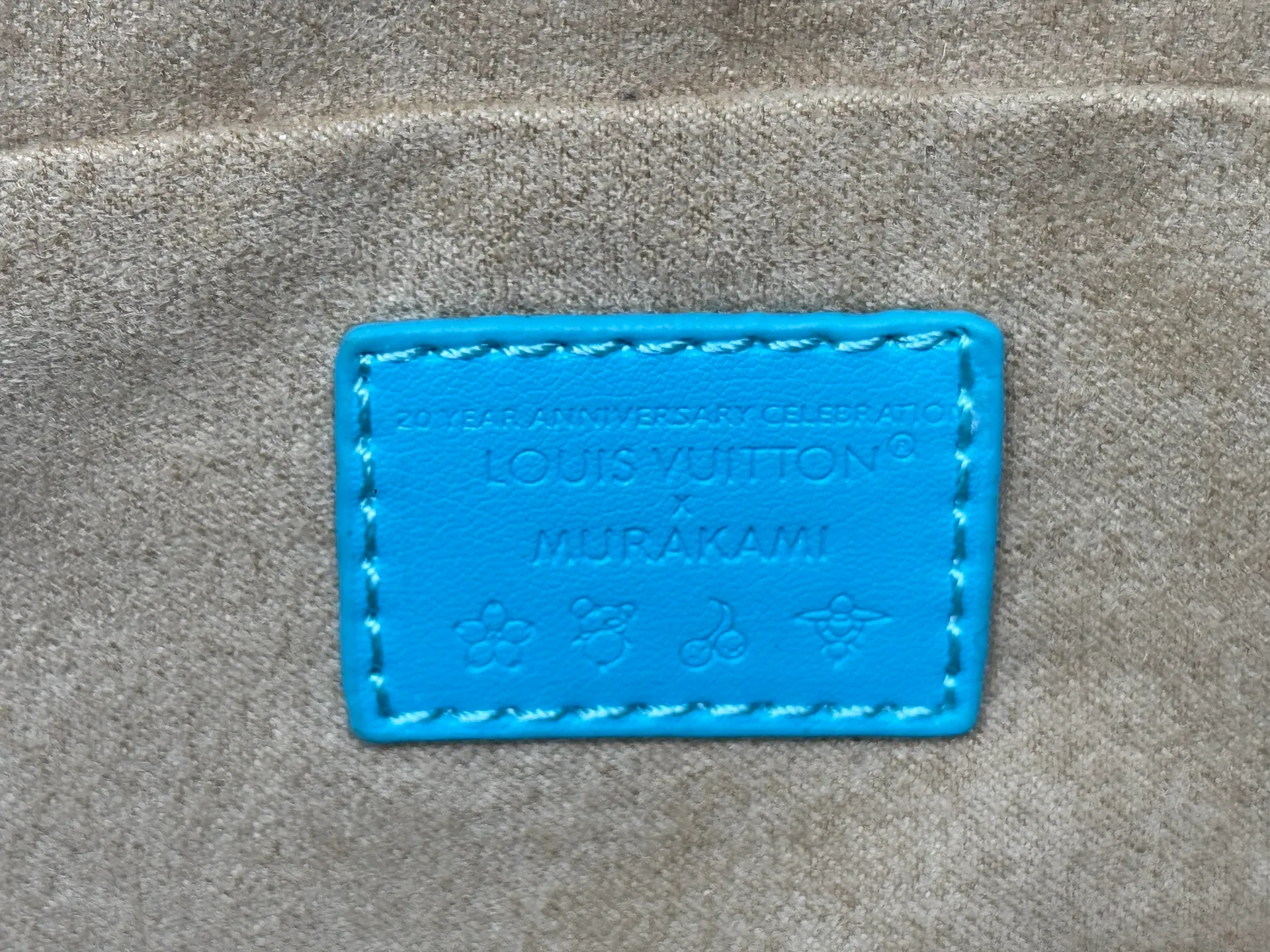 P280 upgraded original M58953 M46234 M46222 Speedy Bandoulière 20 handbag is made of soft coated canvas, and the full-length Monogram pattern is traced in colorful rainbow tones, highlighting the smart style of the Louis Vuitton x Murakami reissue series. The Toron handle and detachable shoulder strap are constructed of cow leather, the metal corners recall classic luggage elements, and the bow-shaped key bag and padlock add brand touches. Dimensions: 20.5 x 13.5 x 12.0 cm (length x height x width)