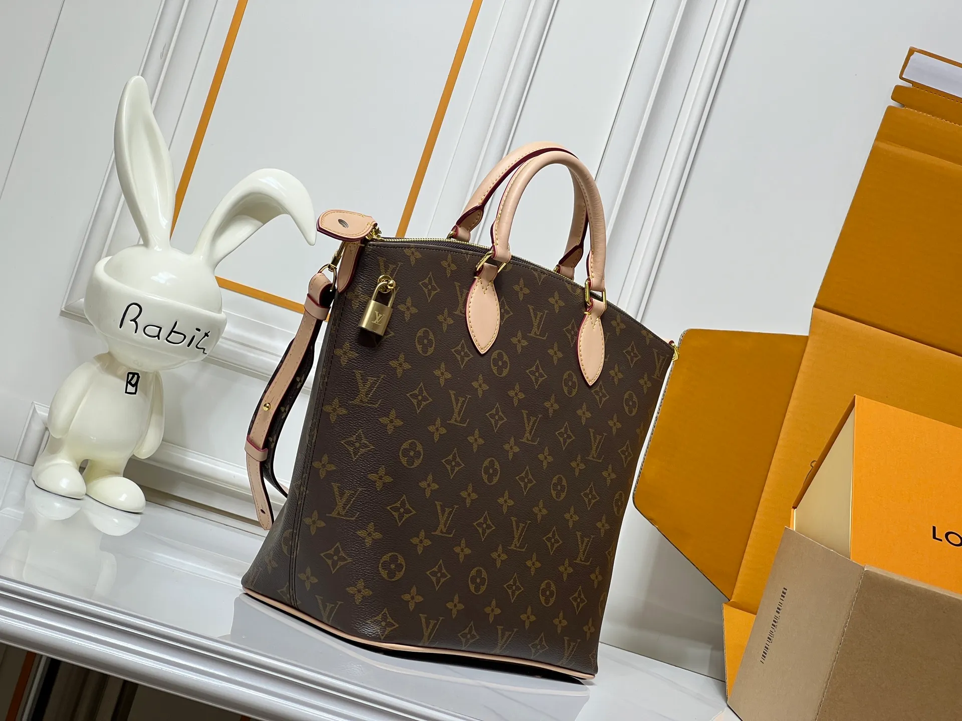 Batch 300💰Upgraded original M26494 M26532 This Lockit BB handbag draws inspiration from the Knick-Knack handbag in the 1960s and can be flexibly switched between multiple carrying methods. Monogram coated canvas with a curved upper edge and oval trim reflect the classic elements of the original design. The padlock opening and closing once again pays tribute to the brand's long heritage. Dimensions: 36 x 30 x 15 cm (length x height x width)