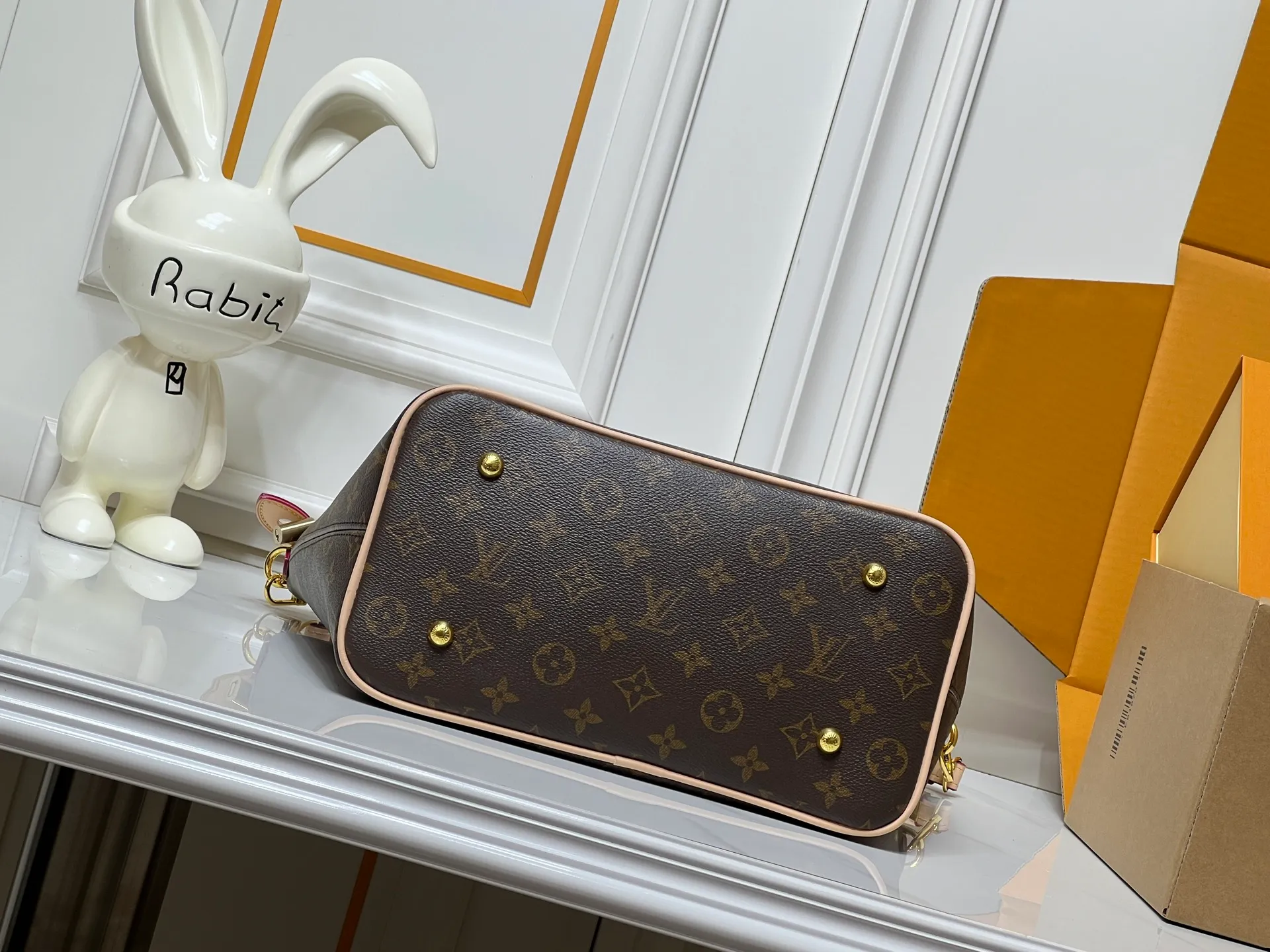 Batch 300💰Upgraded original M26494 M26532 This Lockit BB handbag draws inspiration from the Knick-Knack handbag in the 1960s and can be flexibly switched between multiple carrying methods. Monogram coated canvas with a curved upper edge and oval trim reflect the classic elements of the original design. The padlock opening and closing once again pays tribute to the brand's long heritage. Dimensions: 36 x 30 x 15 cm (length x height x width)