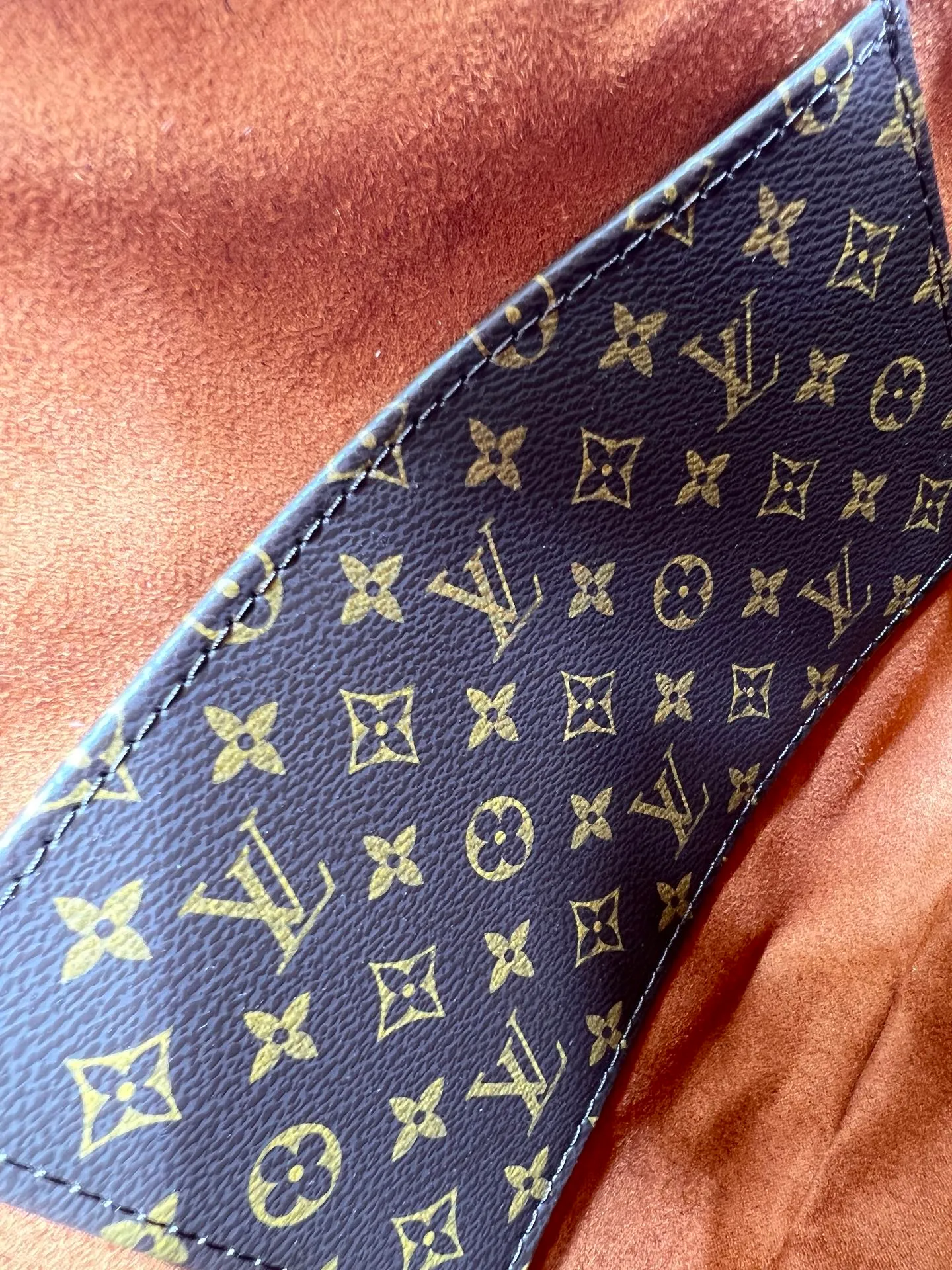 Batch 300💰Upgraded original M26494 M26532 This Lockit BB handbag draws inspiration from the Knick-Knack handbag in the 1960s and can be flexibly switched between multiple carrying methods. Monogram coated canvas with a curved upper edge and oval trim reflect the classic elements of the original design. The padlock opening and closing once again pays tribute to the brand's long heritage. Dimensions: 36 x 30 x 15 cm (length x height x width)