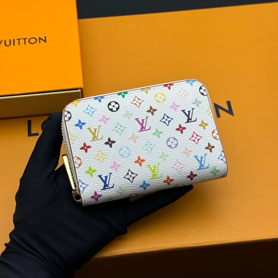 💰110 💎Premium Original 🇫🇷 LV x TM Zippy Coin Purse Black (Three Colors - Takashi Murakami) As part of the Louis Vuitton x Murakami collection reissue, the timeless Zippy Coin Purse is practical and playful, upgraded for this season. It's made from Monogram coated canvas in a cheerful rainbow of hues, in keeping with the Japanese artist's signature pop palette. The interior is secured with a silver zipper and is divided into multiple compartments for coins, banknotes and cards. Model: M13409 Dimensions: 11 x 8.5 x 2 cm.