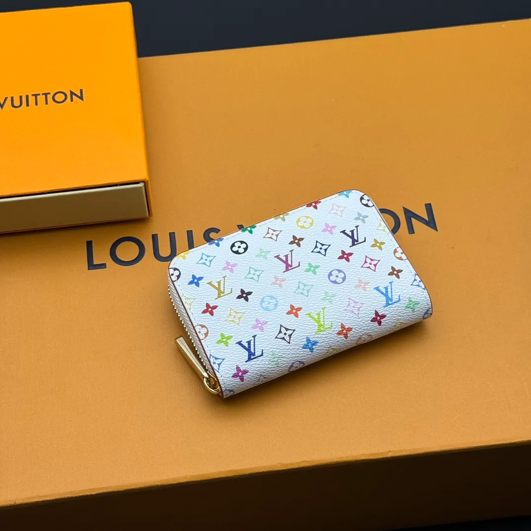💰110 💎Premium Original 🇫🇷 LV x TM Zippy Coin Purse Black (Three Colors - Takashi Murakami) As part of the Louis Vuitton x Murakami collection reissue, the timeless Zippy Coin Purse is practical and playful, upgraded for this season. It's made from Monogram coated canvas in a cheerful rainbow of hues, in keeping with the Japanese artist's signature pop palette. The interior is secured with a silver zipper and is divided into multiple compartments for coins, banknotes and cards. Model: M13409 Dimensions: 11 x 8.5 x 2 cm.