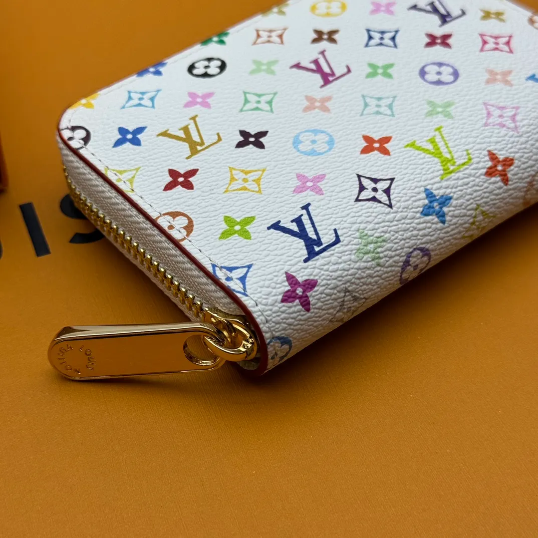 💰110 💎Premium Original 🇫🇷 LV x TM Zippy Coin Purse Black (Three Colors - Takashi Murakami) As part of the Louis Vuitton x Murakami collection reissue, the timeless Zippy Coin Purse is practical and playful, upgraded for this season. It's made from Monogram coated canvas in a cheerful rainbow of hues, in keeping with the Japanese artist's signature pop palette. The interior is secured with a silver zipper and is divided into multiple compartments for coins, banknotes and cards. Model: M13409 Dimensions: 11 x 8.5 x 2 cm.