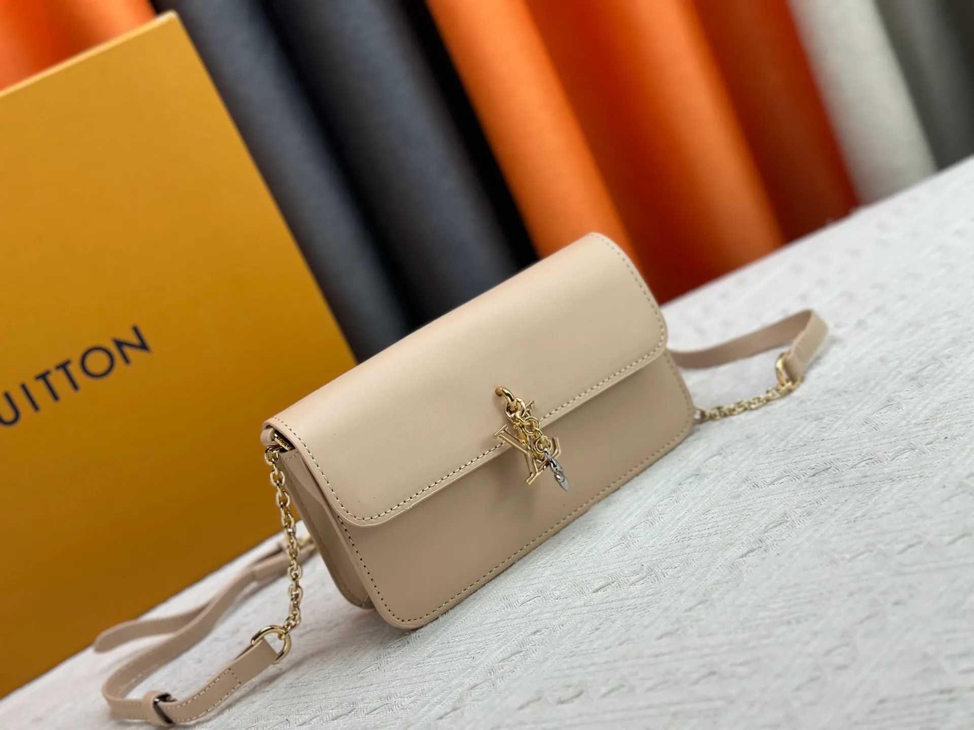 P240 Style number: M14564 This Wallet On Chain handbag is from Louis Vuitton's LV Bloom series. It is cut from cow leather in a fashionable and practical configuration. It's decorated with embellishments inspired by the brand's iconic Monogram pattern. There's plenty of space to store a smartphone, and contrasting metal hardware adds an elegant touch.  11.5 x 4 x 20 cm (height x width x length)